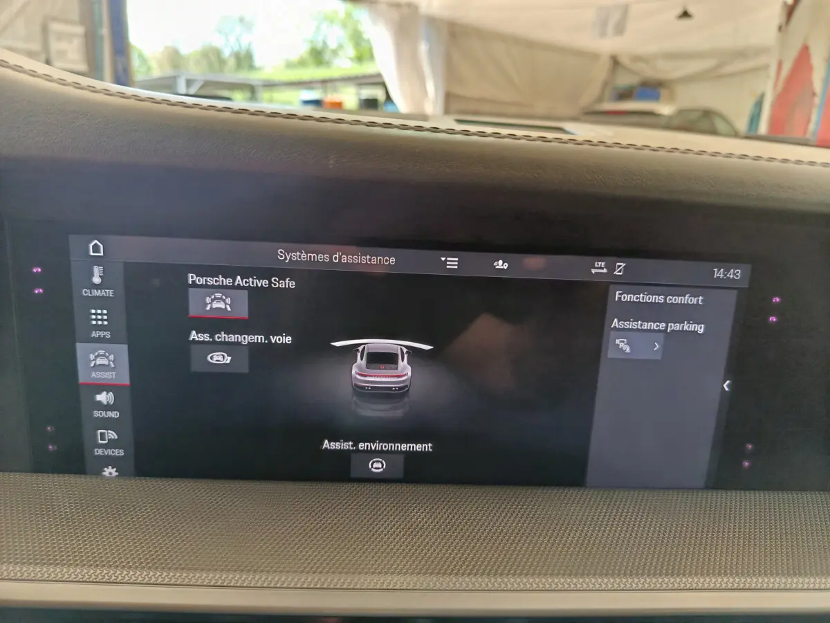 Écran tactile intérieur affichant les systèmes d’assistance de la Porsche 911 Carrera 4S Coupé 2019.