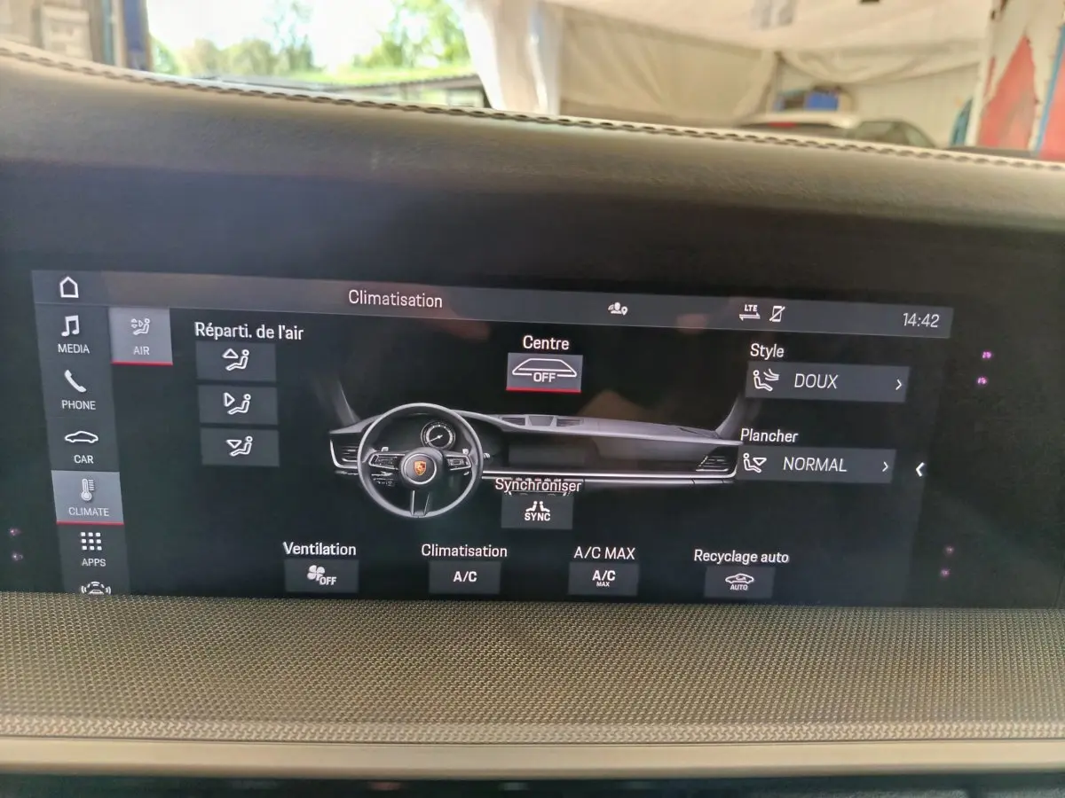 Écran tactile central de la Porsche 911 Carrera 4S 2019 affichant les réglages de climatisation et ventilation.