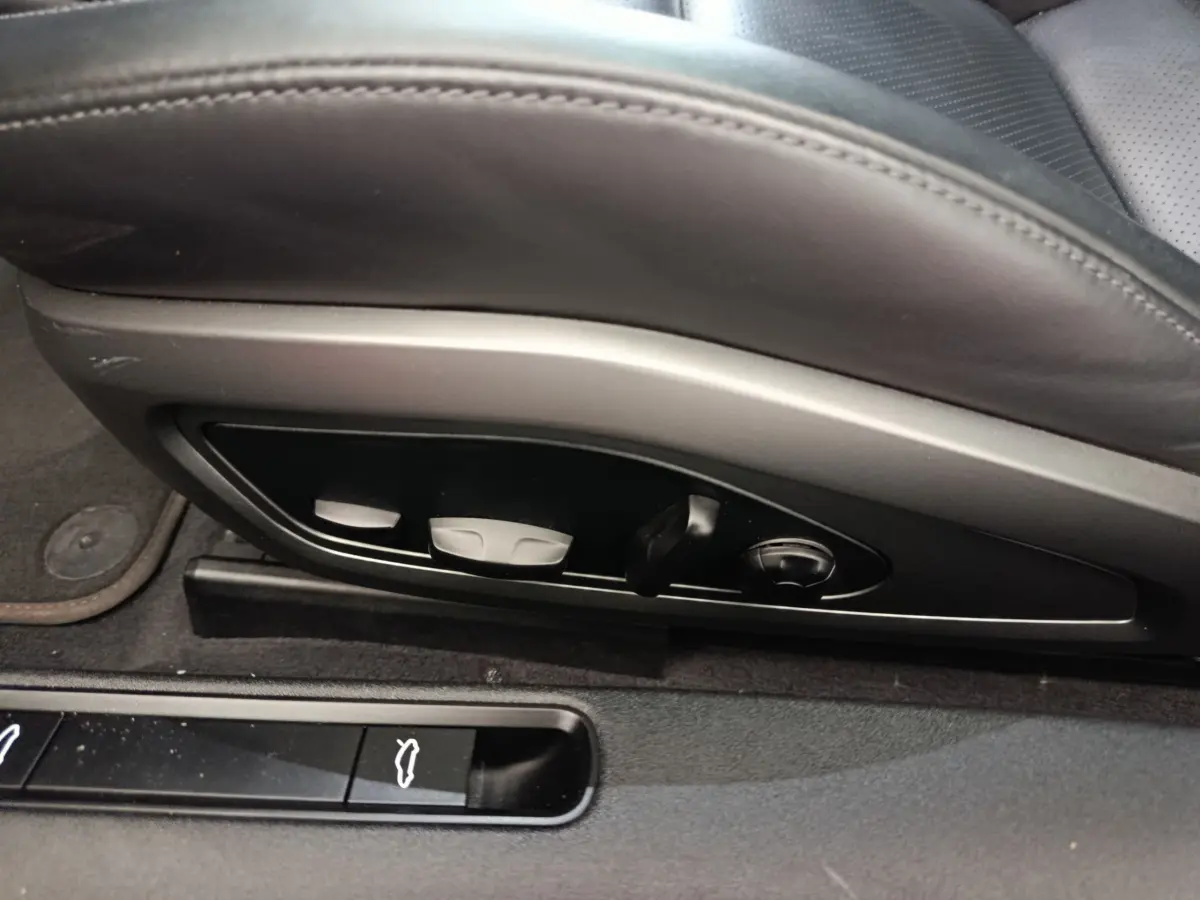 Réglages électriques du siège en cuir gris foncé côté gauche d'une Porsche 911 Carrera 4S Coupé 2019.