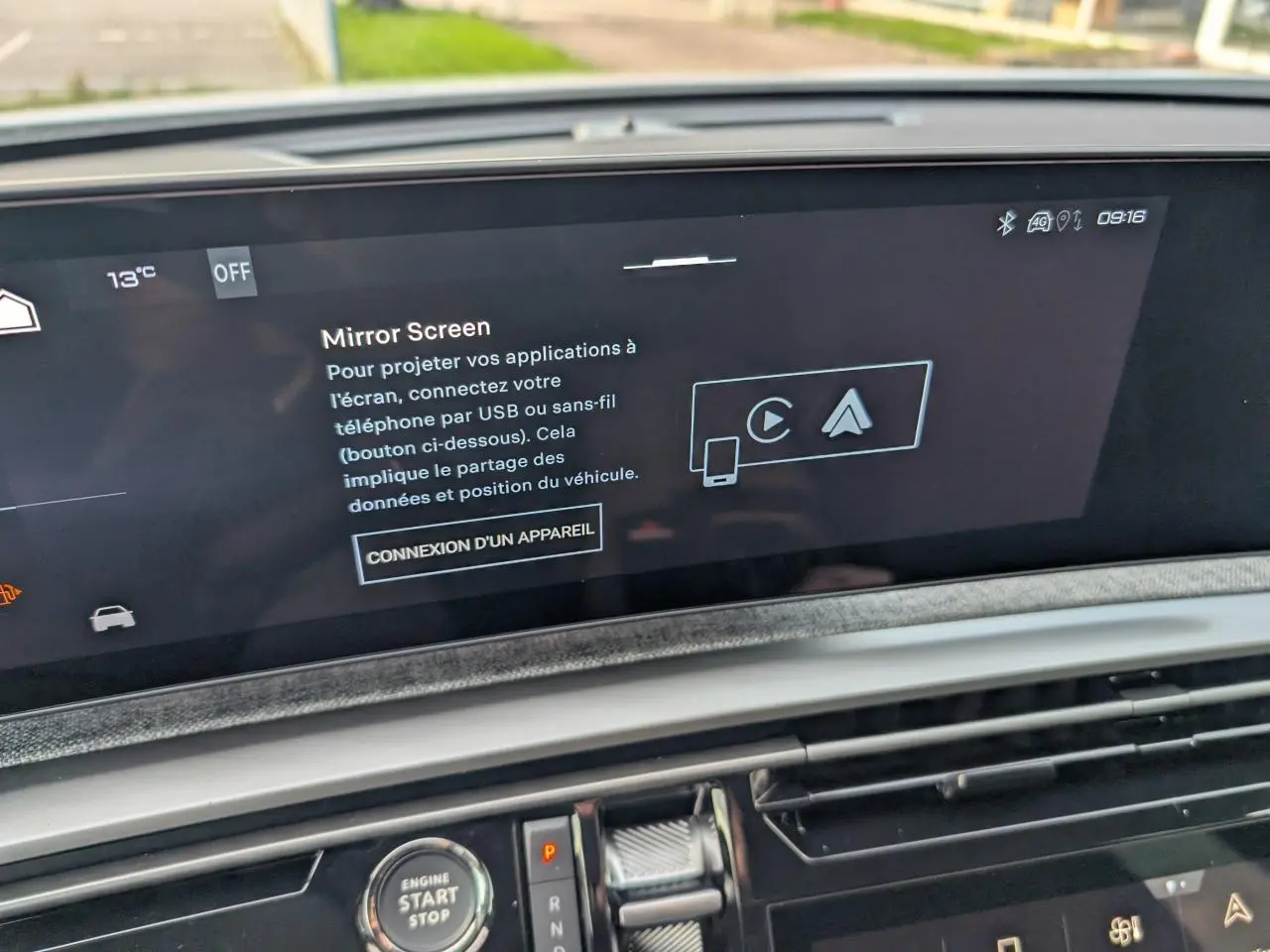 Écran tactile central du Peugeot 3008 GT 2025 avec interface Mirror Screen et décor tissu gris chiné.