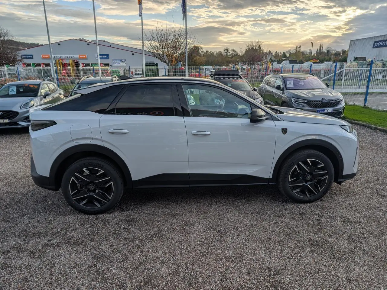 Peugeot 3008 blanc vue de profil côté gauche, toit noir et jantes alliage noires diamantées.