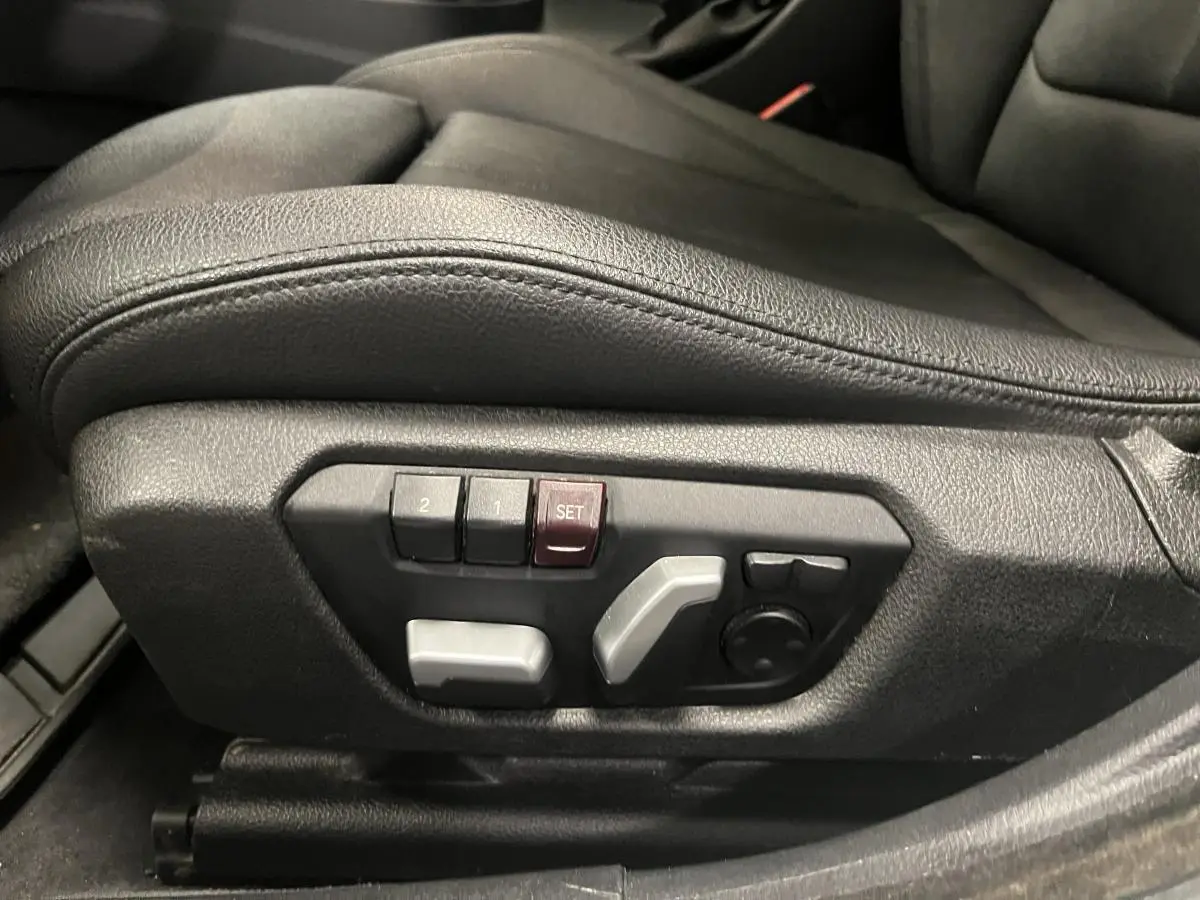 Réglages électriques des sièges en cuir noir côté gauche d'une BMW Série 4 Gran Coupé blanc 2019.