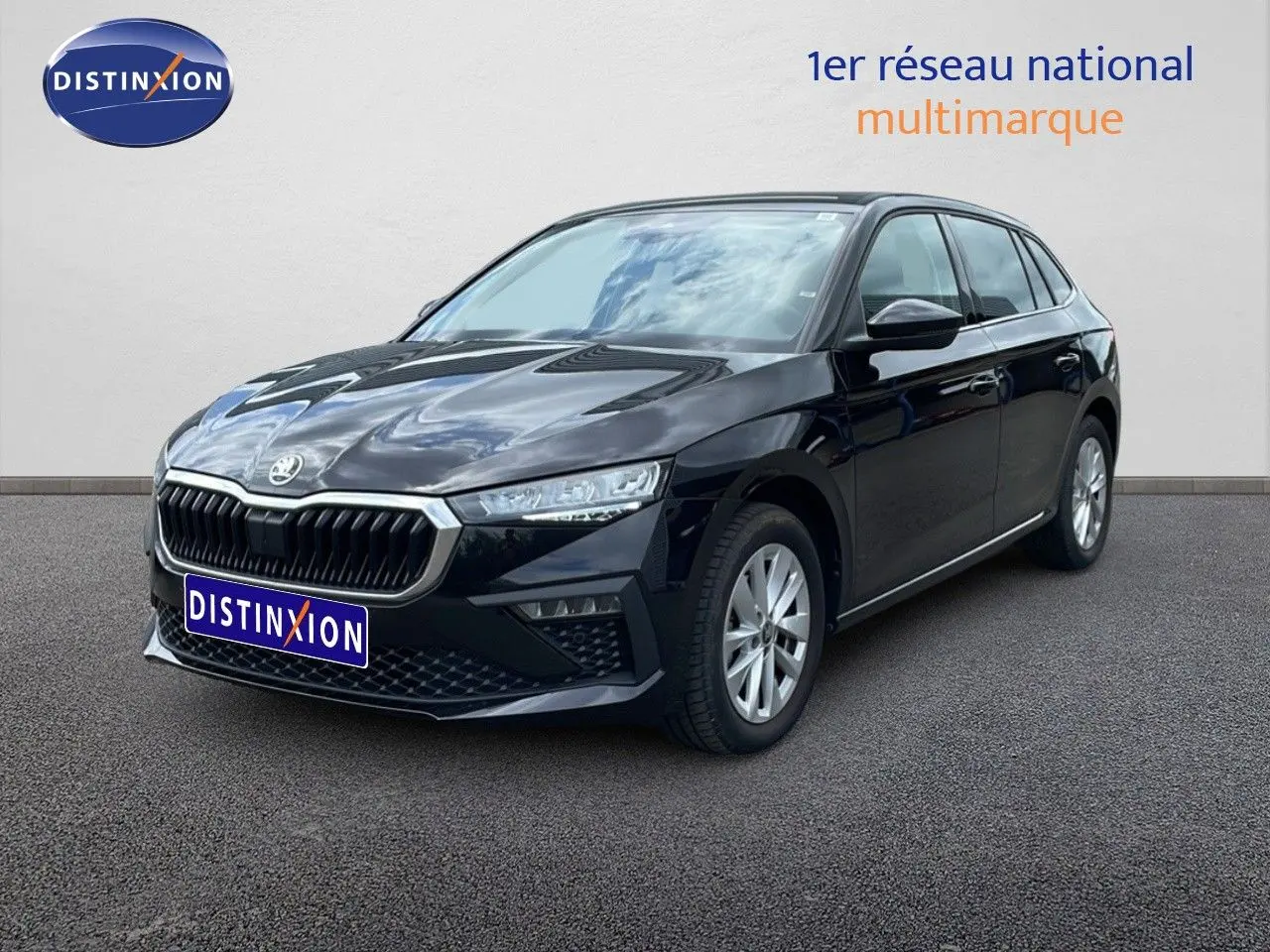 Skoda Scala noir magique métal vue 3/4 avant droit, mettant en valeur sa calandre distinctive et ses optiques fines.