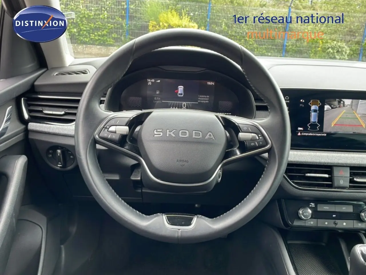 Vue intérieure centrée sur le volant noir de la Skoda Scala 2025 avec tableau de bord numérique et écran multimédia.