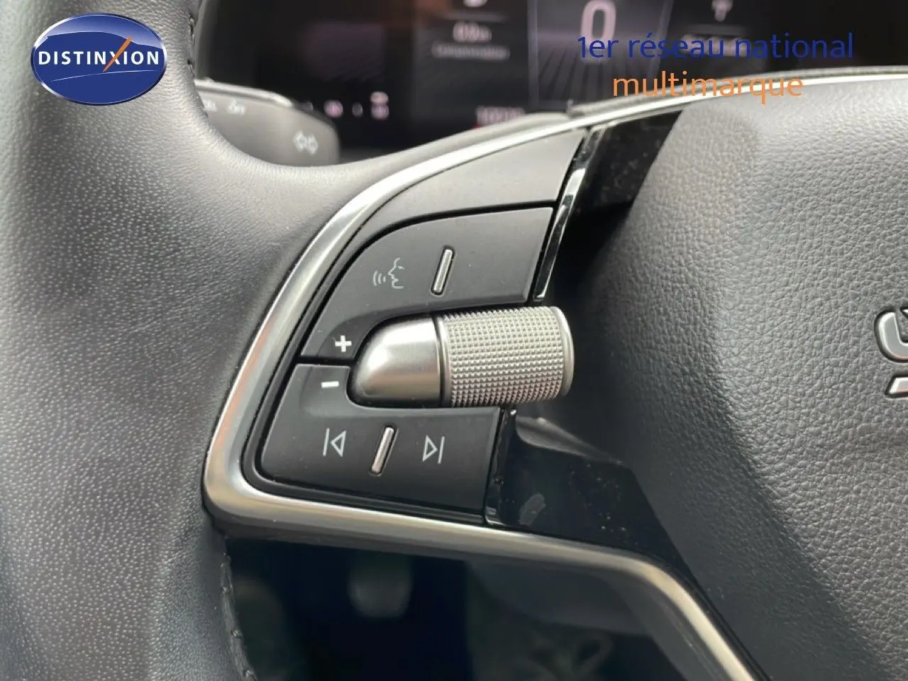 Gros plan sur les commandes gauche du volant en cuir noir de la Skoda Scala 2025, version 1.0 TSI Noir Magique Metal.