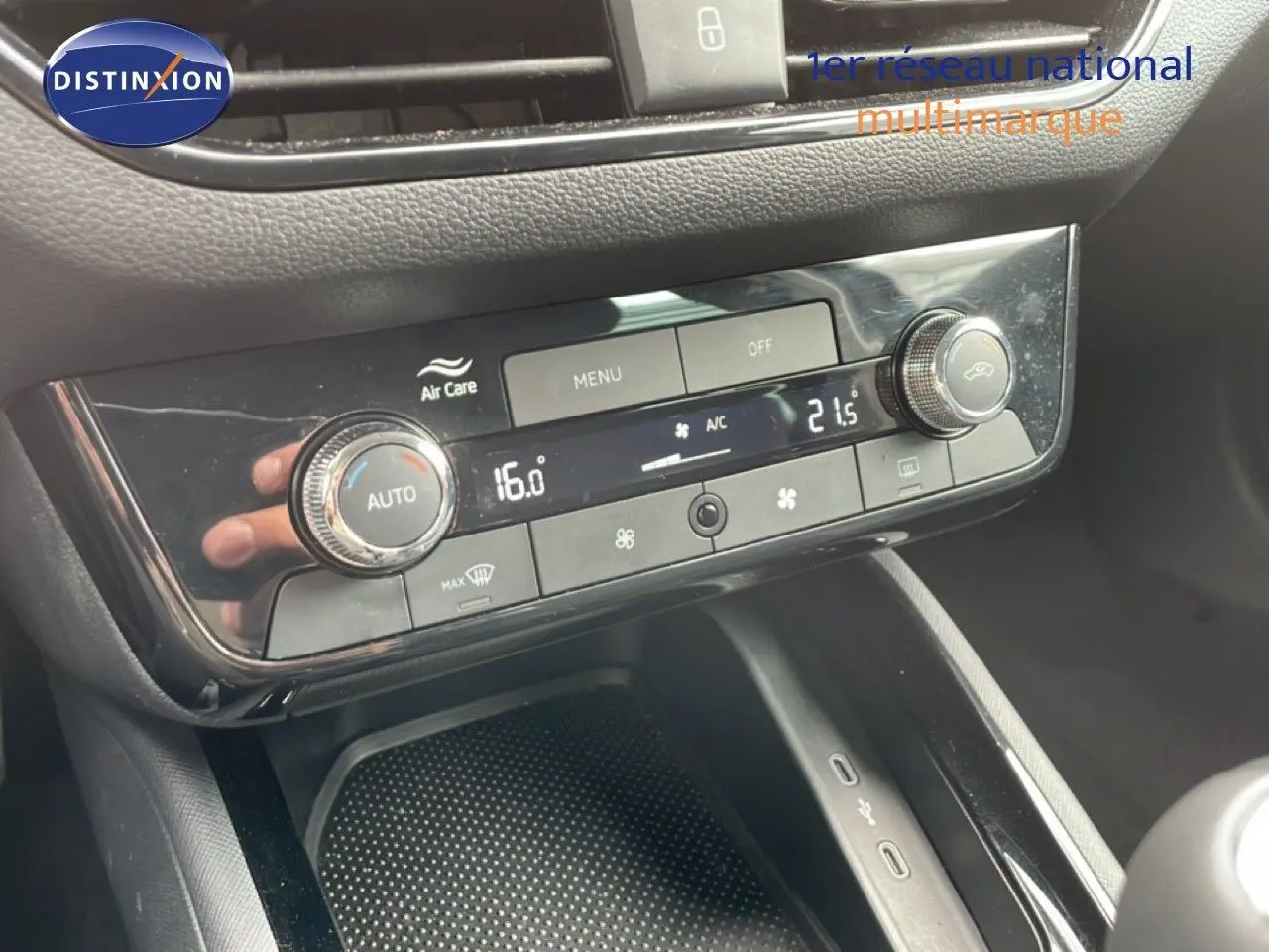 Détail de la console centrale avec commandes de climatisation digitale sur Skoda Scala noir magique métal 2025.