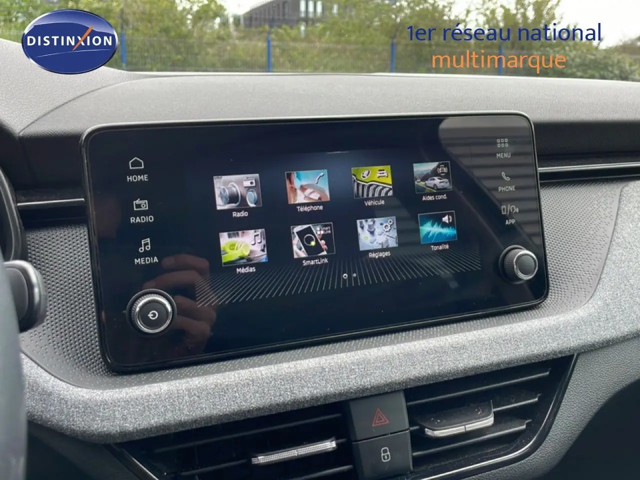 Écran tactile central du tableau de bord de la Skoda Scala noir magique, affichant le menu multimédia et réglages.