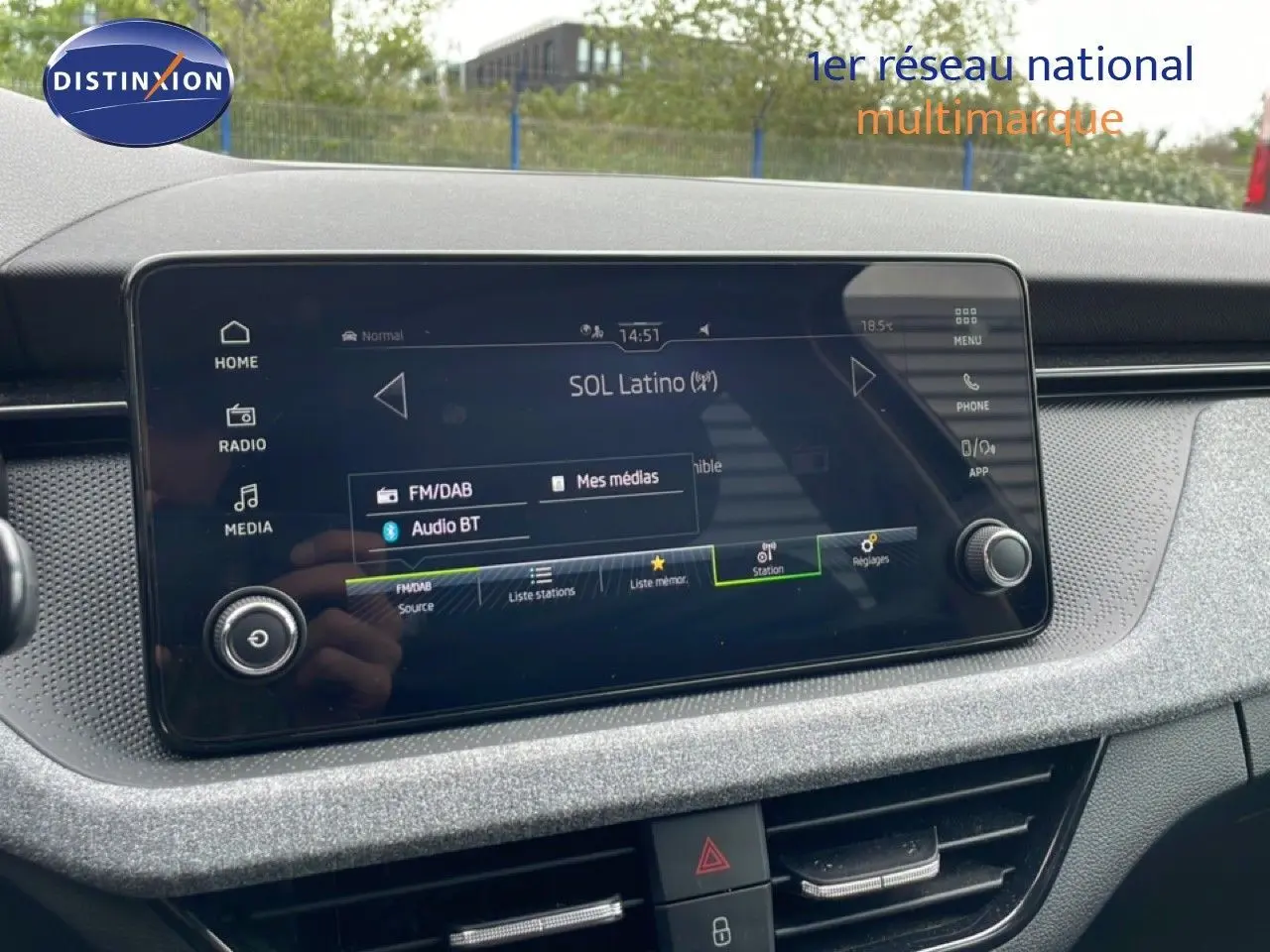 Écran tactile central de la Skoda Scala noir magique métal, affichant la radio FM/DAB avec interface moderne.