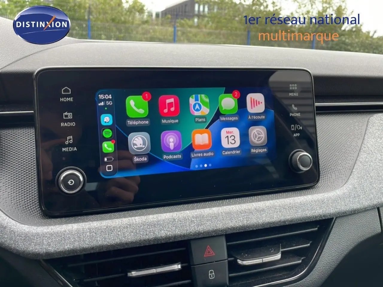 Écran tactile central de la Skoda Scala 2025 en noir magique métal, affichant l'interface multimédia connectée.