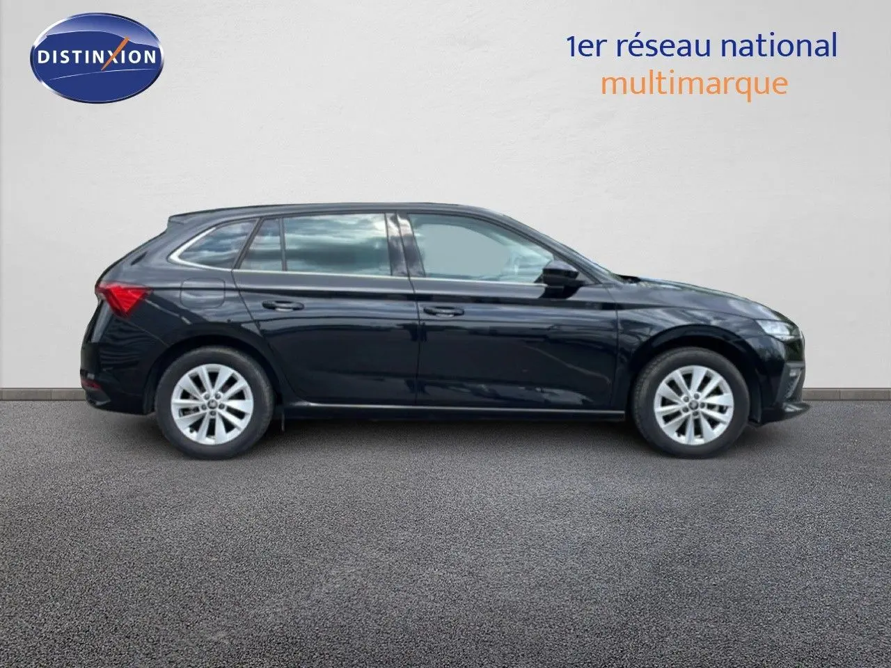 Profil droit d'une Skoda Scala 1.0 TSI 115CH finition Selection en noir magique métal, avec jantes alliage et vitres teintées.