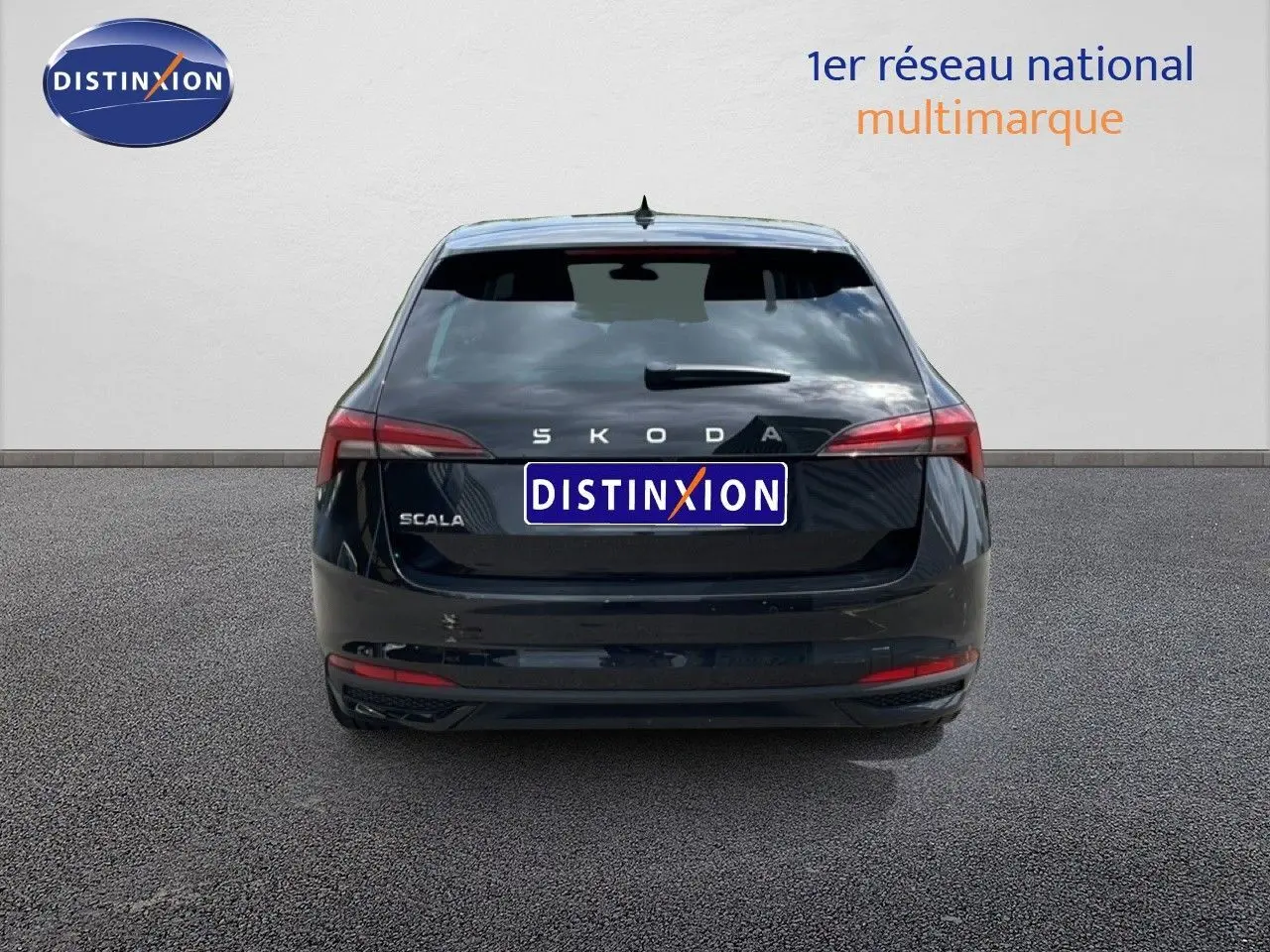 Vue arrière d'une Skoda Scala 2025 en noir magique métal, avec feux arrière allongés et logo distinctif visible.