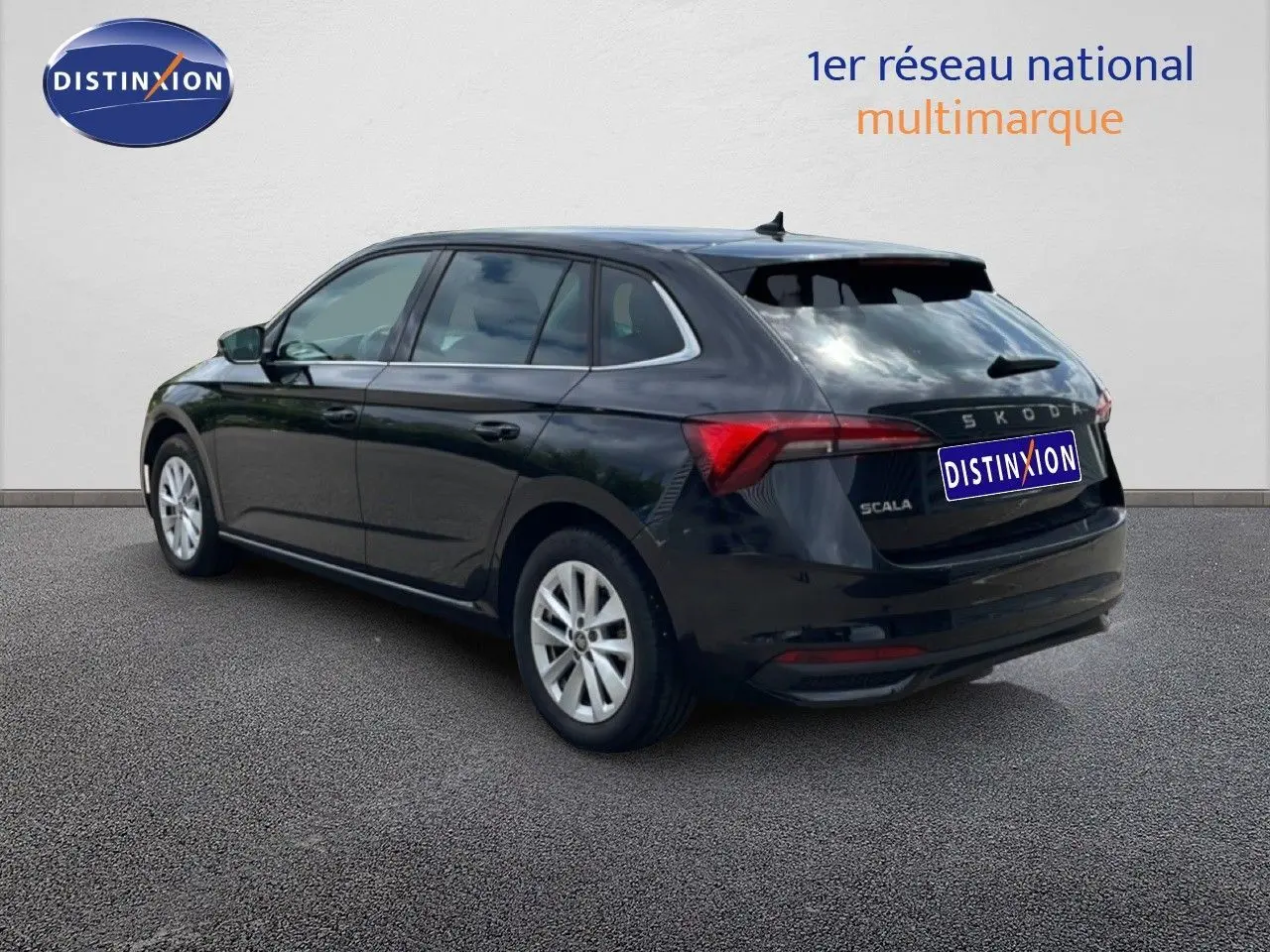 Vue 3/4 arrière droite d'une Skoda Scala noire métallisée avec jantes alliage et feux arrière LED distinctifs.