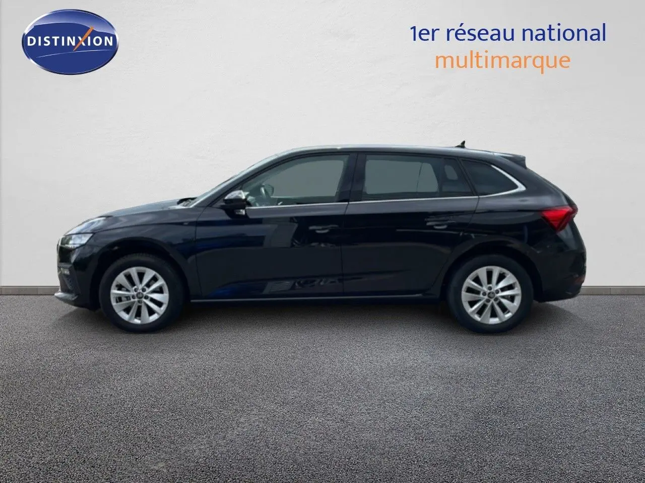 Profil droit d'une Skoda Scala 2025 noir magique métal, avec jantes alliage et vitres teintées.