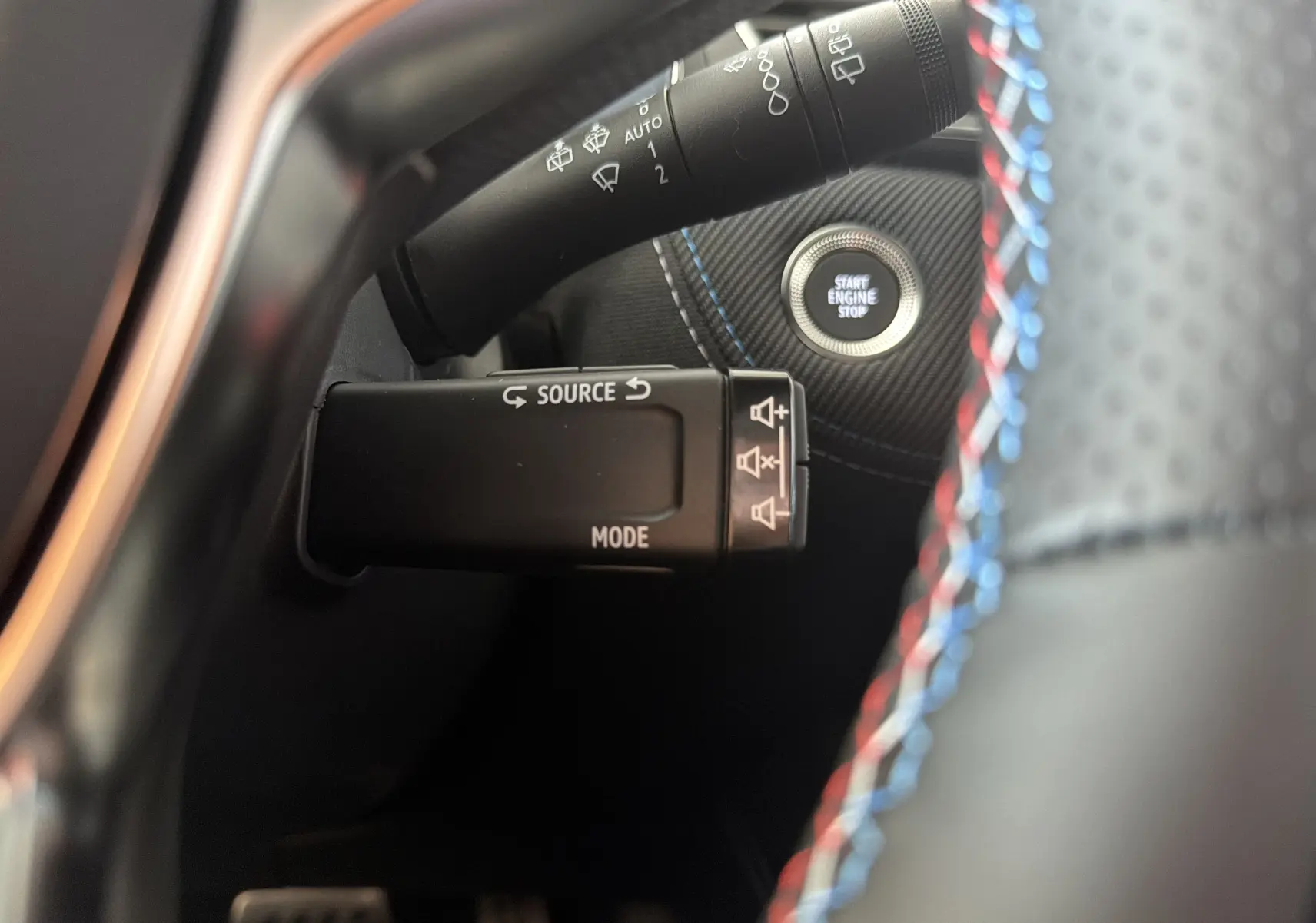 Gros plan sur la commande multimédia et le bouton start/stop du tableau de bord du Renault Captur E-Tech 160 Esprit Alpine.