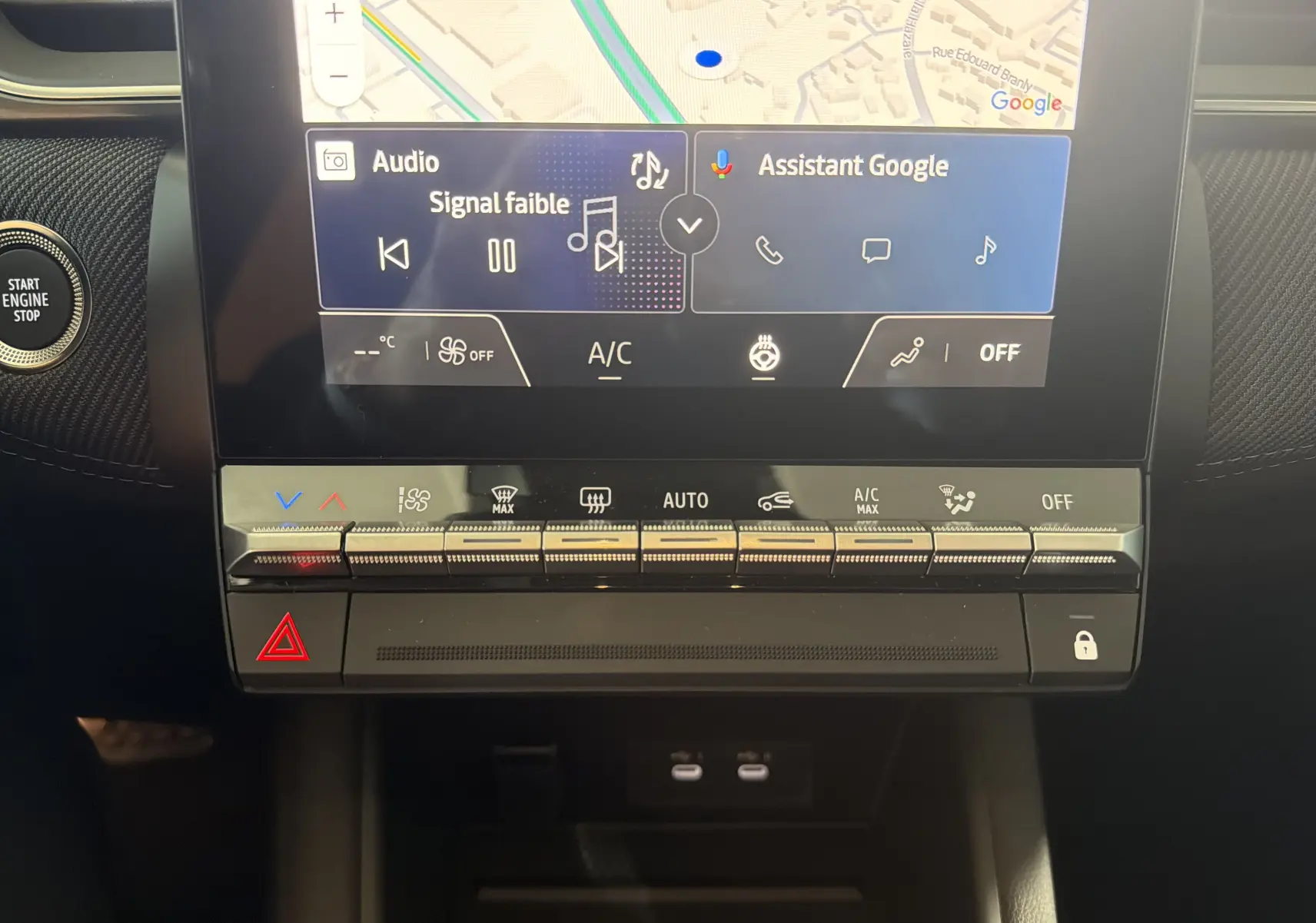 Vue rapprochée de la console centrale du Renault Captur E-Tech 160 Esprit Alpine avec écran tactile et commandes climatisation.