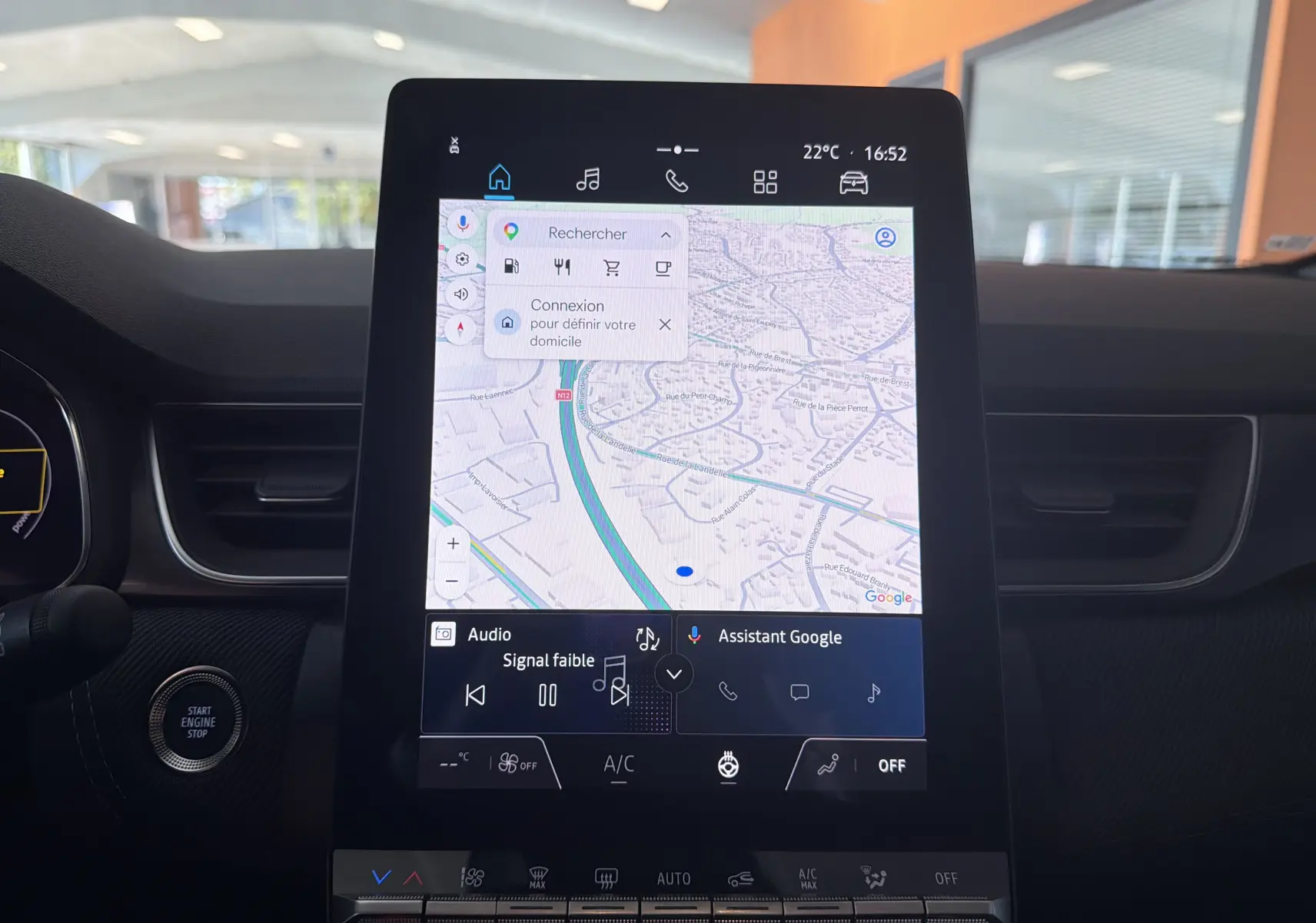 Vue rapprochée de l’écran tactile central du Renault Captur E-Tech 160 Esprit Alpine avec navigation Google Maps affichée.