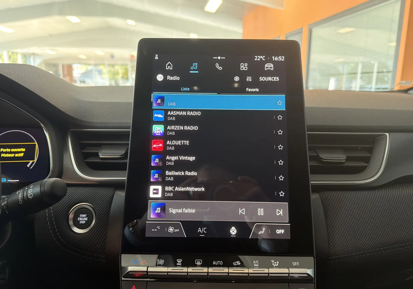 Vue intérieure centrée sur l'écran tactile vertical du tableau de bord du Renault Captur E-Tech 160 Esprit Alpine.