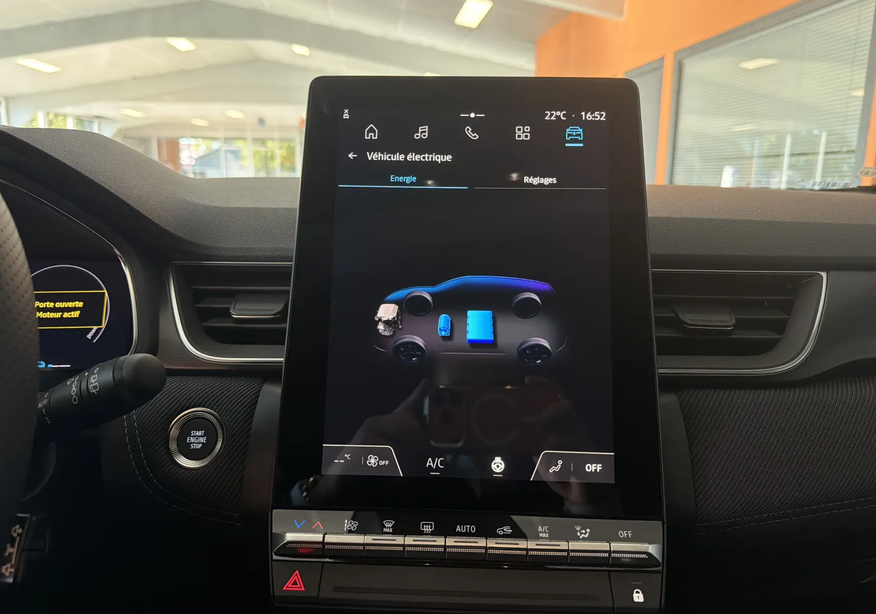 Vue intérieure du tableau de bord du Renault Captur E-Tech 160 Esprit Alpine avec écran tactile central vertical allumé.