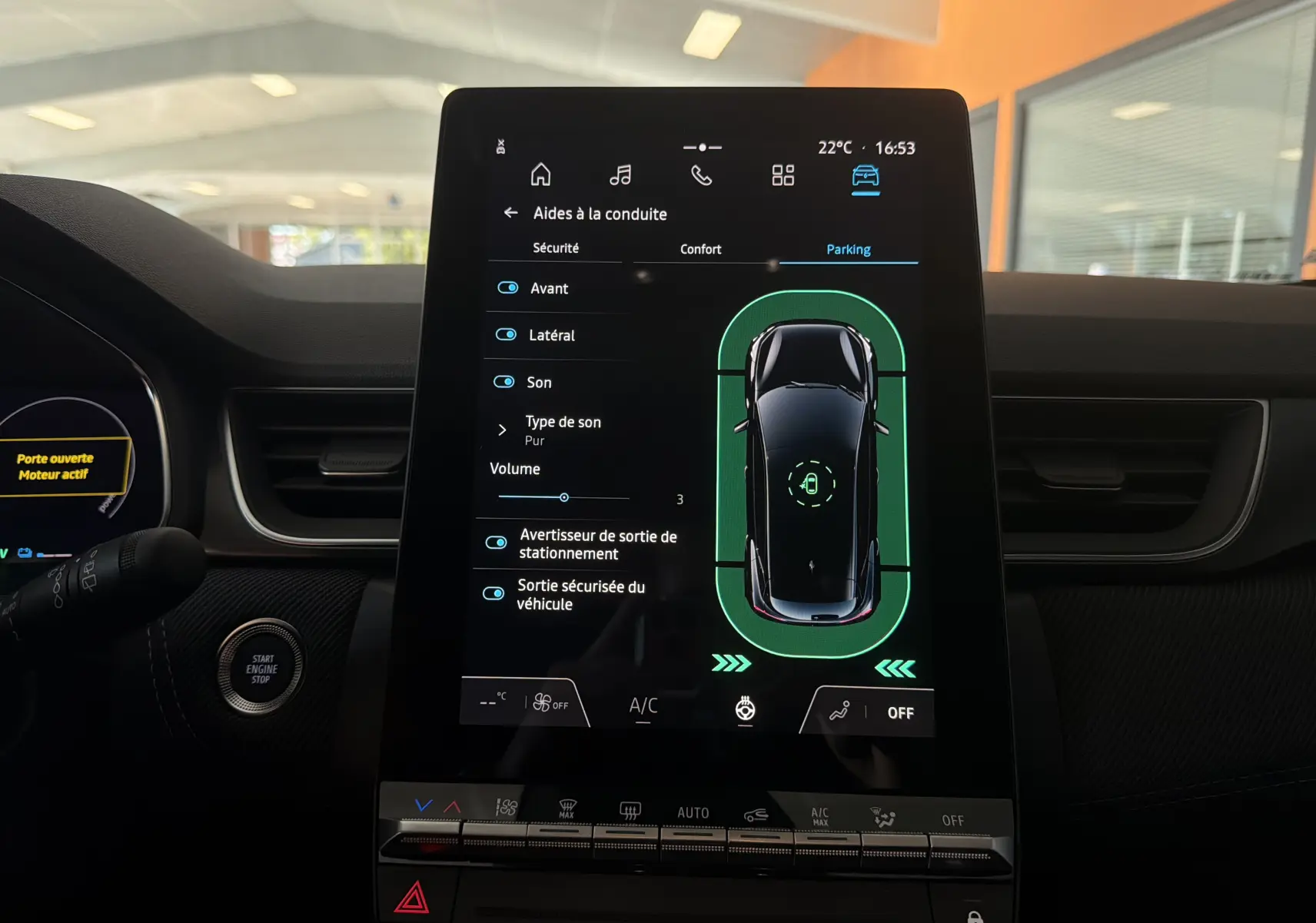 Vue intérieure du tableau de bord du Renault Captur E-Tech 160 Esprit Alpine avec écran tactile affichant l'aide au parking.