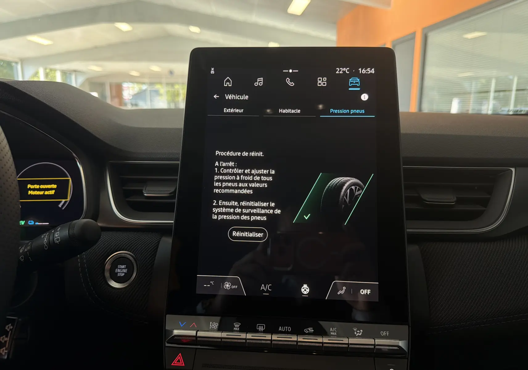 Vue intérieure du tableau de bord du Renault Captur E-Tech 160 Esprit Alpine avec écran tactile central affichant la pression des pneus.