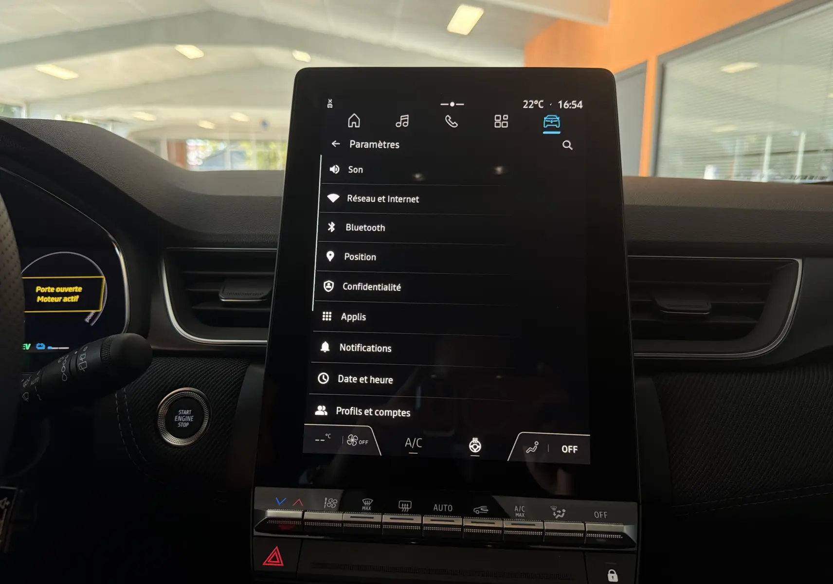 Vue intérieure centrée sur l’écran tactile vertical du tableau de bord du Renault Captur E-Tech gris Rafale.
