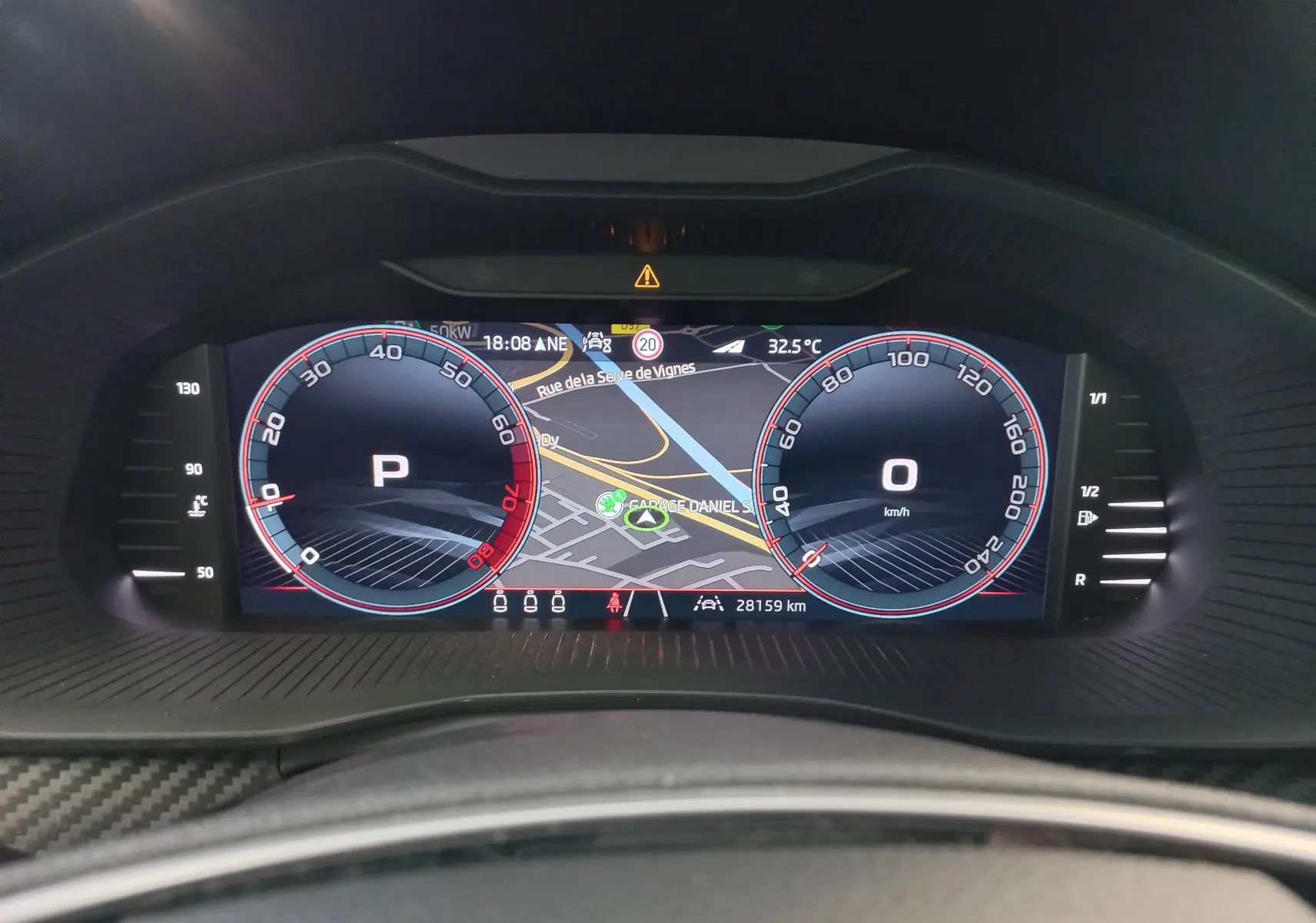 Tableau de bord numérique du Skoda Kamiq 2024, affichage de la vitesse et navigation, vue frontale intérieure.