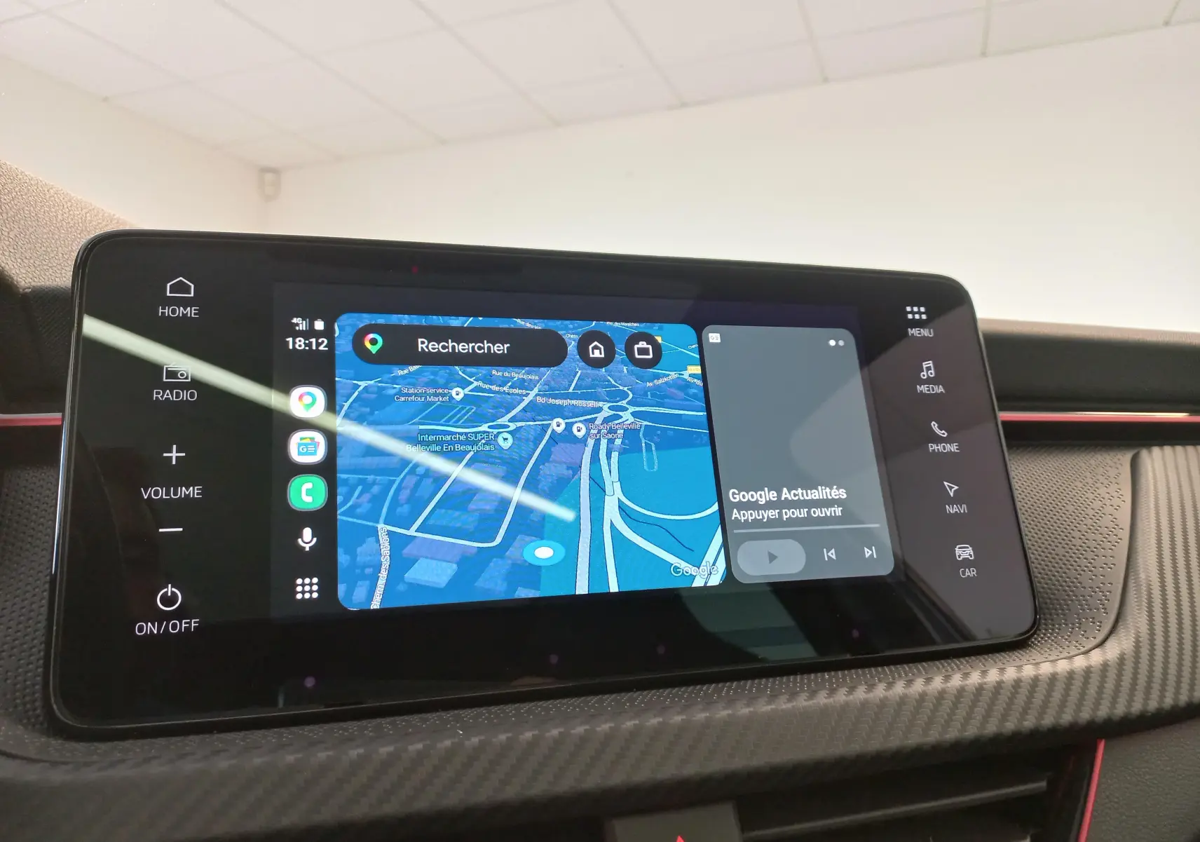 Écran tactile central du Skoda Kamiq Monte Carlo 2024 en gros plan avec navigation et interface multimédia.
