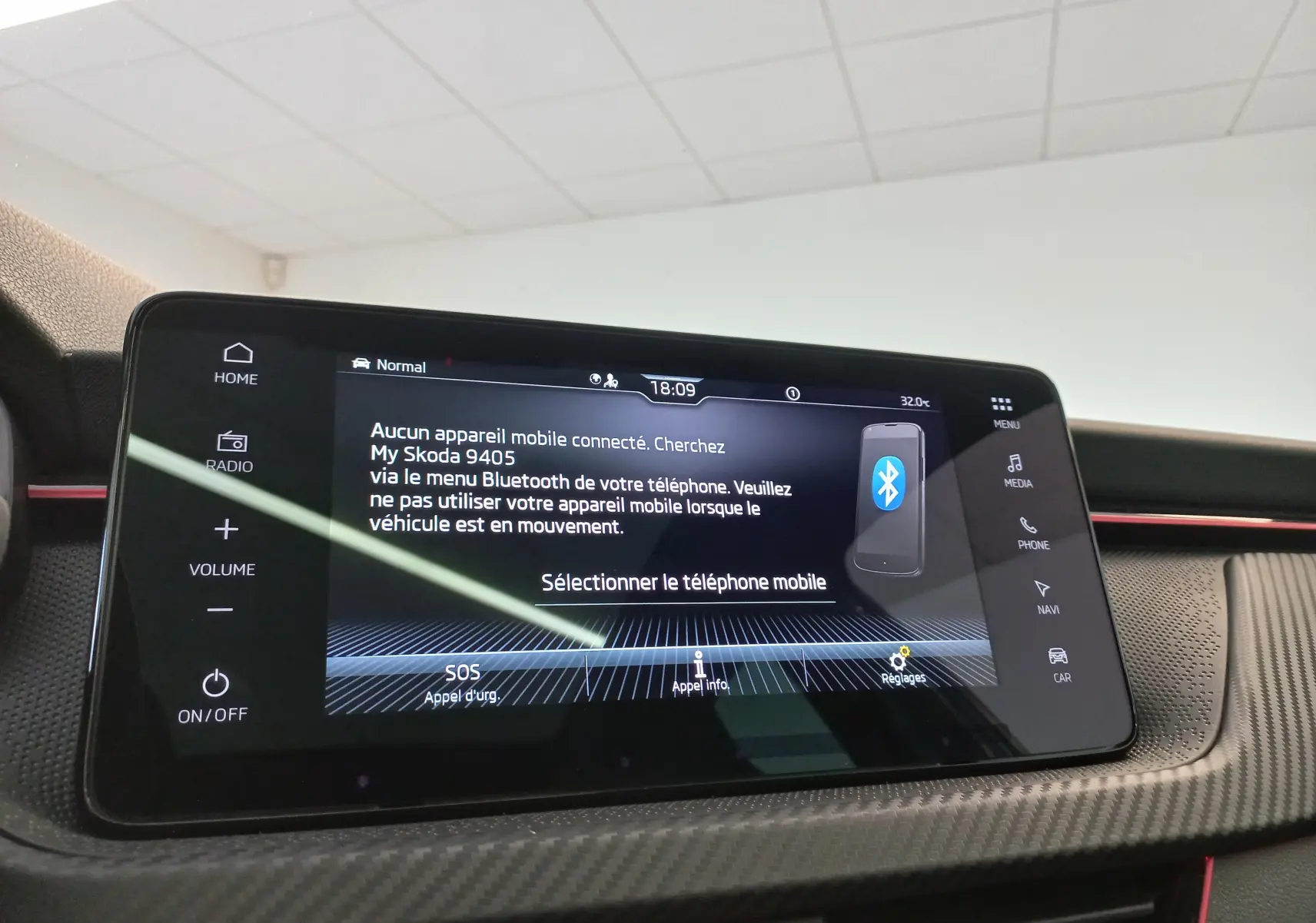 Écran tactile central de la Skoda Kamiq Monte Carlo 2024 en gros plan, avec interface Bluetooth affichée.