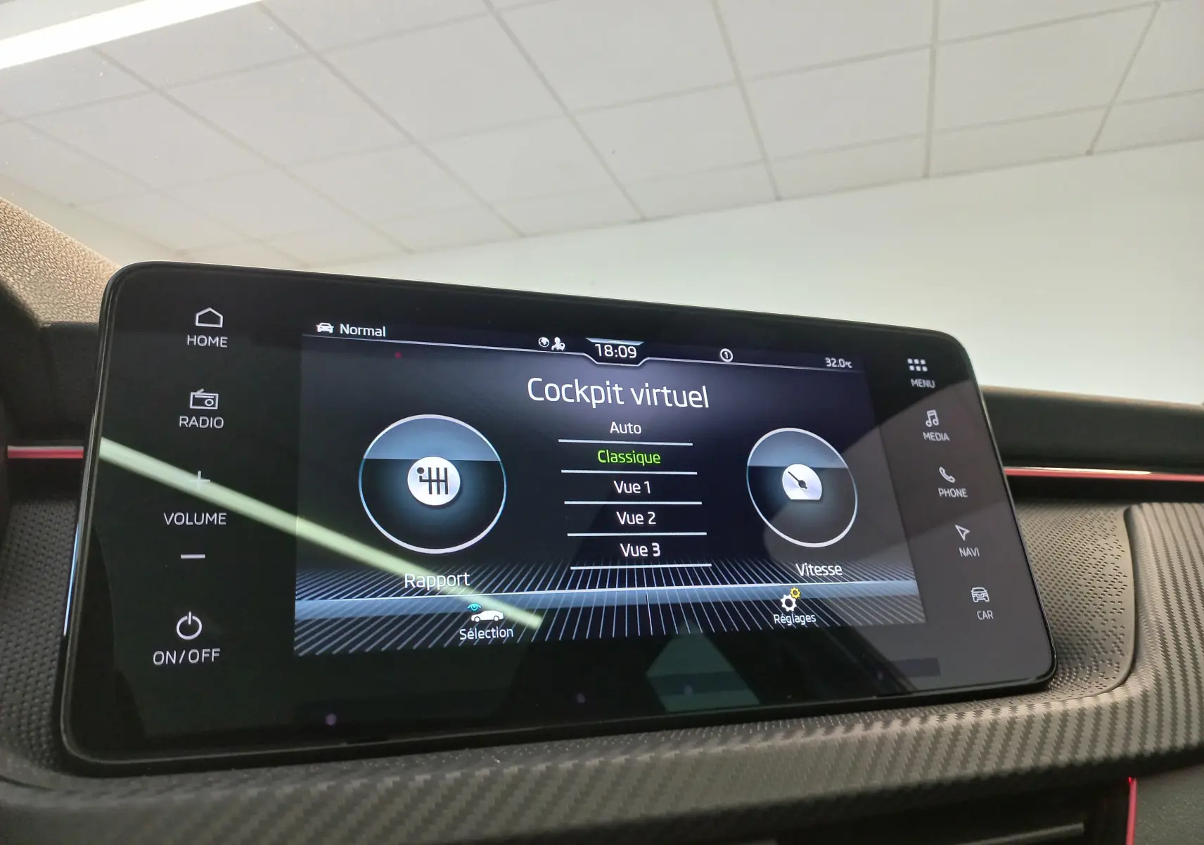 Écran tactile du cockpit virtuel du Skoda Kamiq 2024, affichage des réglages de conduite en mode classique.