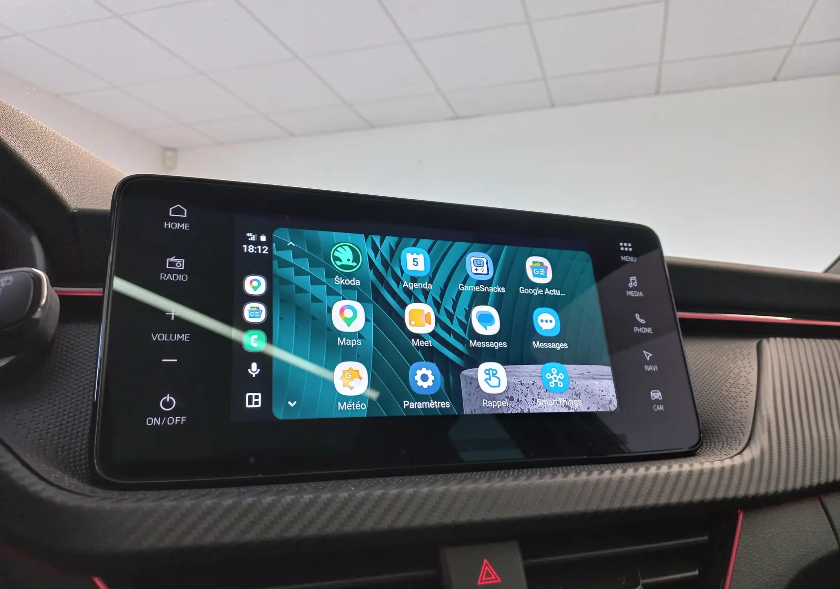 Écran tactile central du Skoda Kamiq 2024 Monte Carlo avec interface connectée, entouré de détails carbone et touches tactiles.
