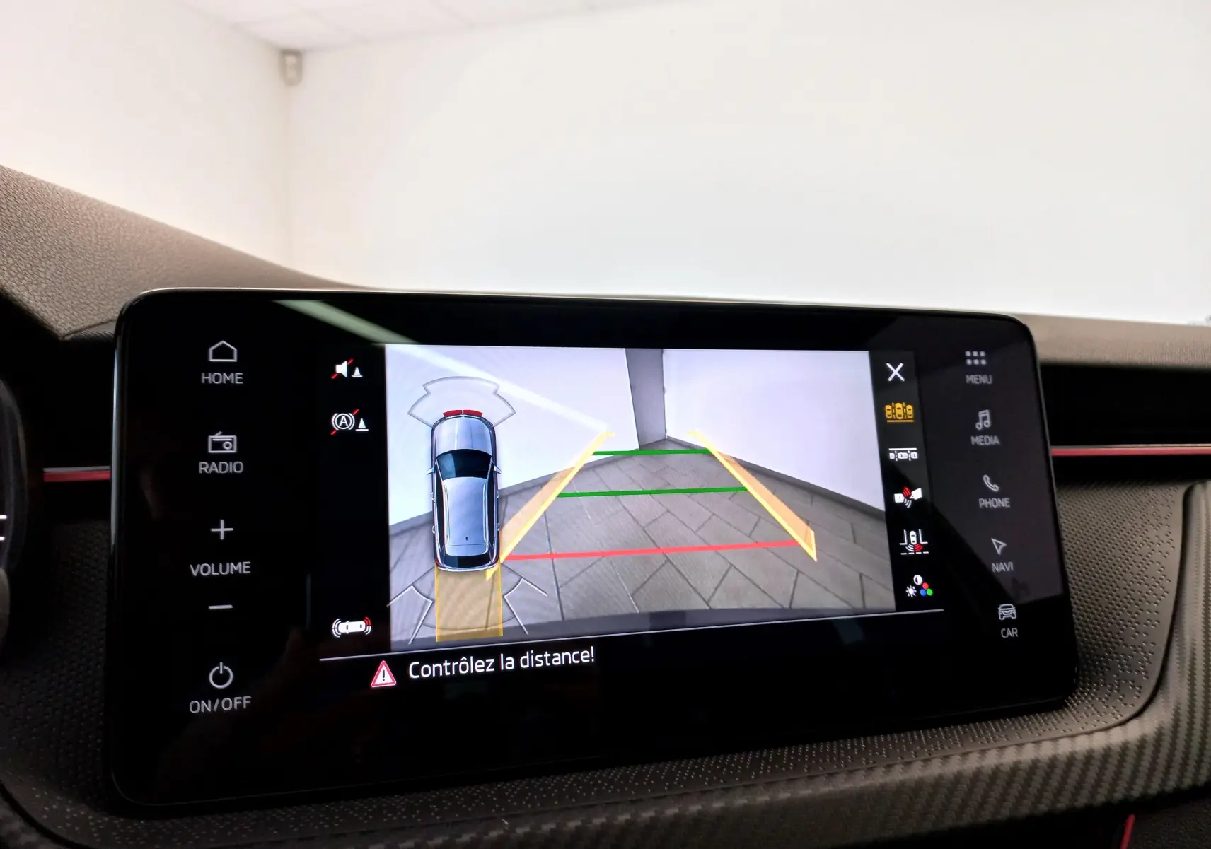 Écran multimédia du Skoda Kamiq Monte Carlo 2024 montrant la caméra de recul avec guidage de trajectoire en gris graphite.