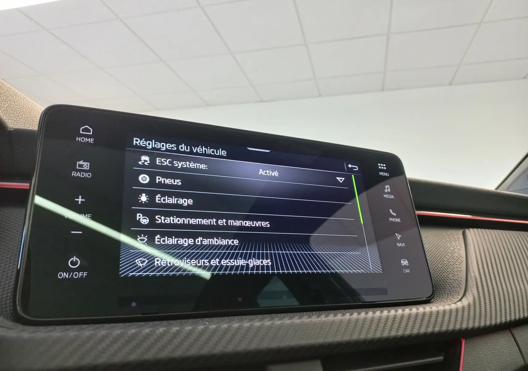 Écran tactile du système multimédia du Skoda Kamiq 2024 Monte Carlo avec interface de réglages du véhicule.