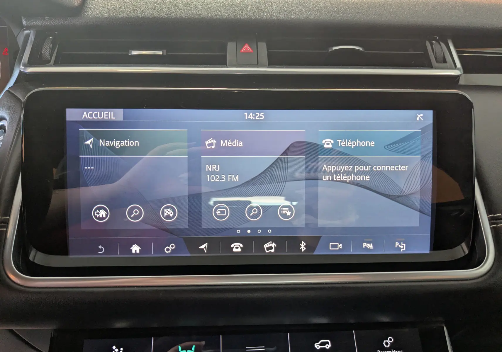 Écran tactile central du Range Rover Velar 2020 affichant les menus navigation, média et téléphone dans un intérieur noir.