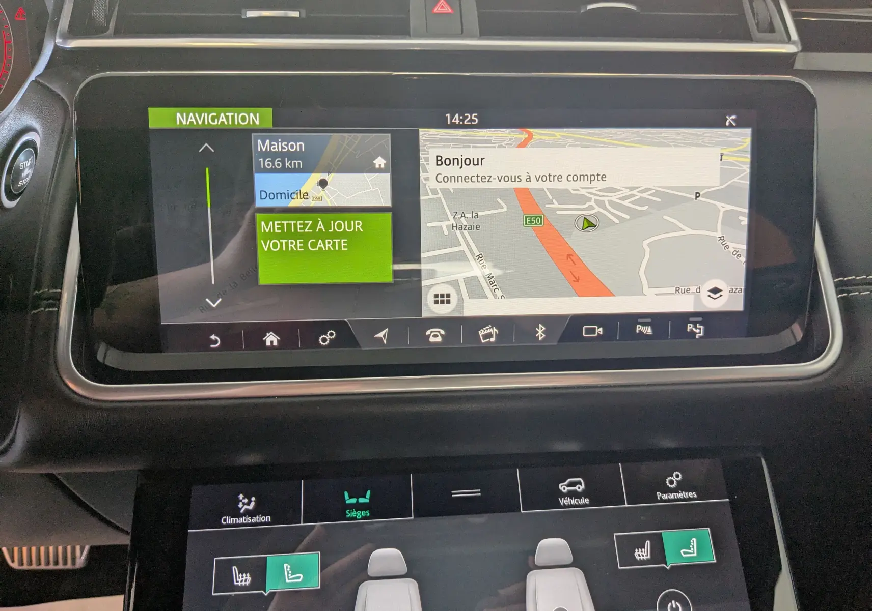 Écran tactile central du Range Rover Velar 2020 noir montrant la navigation et le réglage des sièges chauffants.