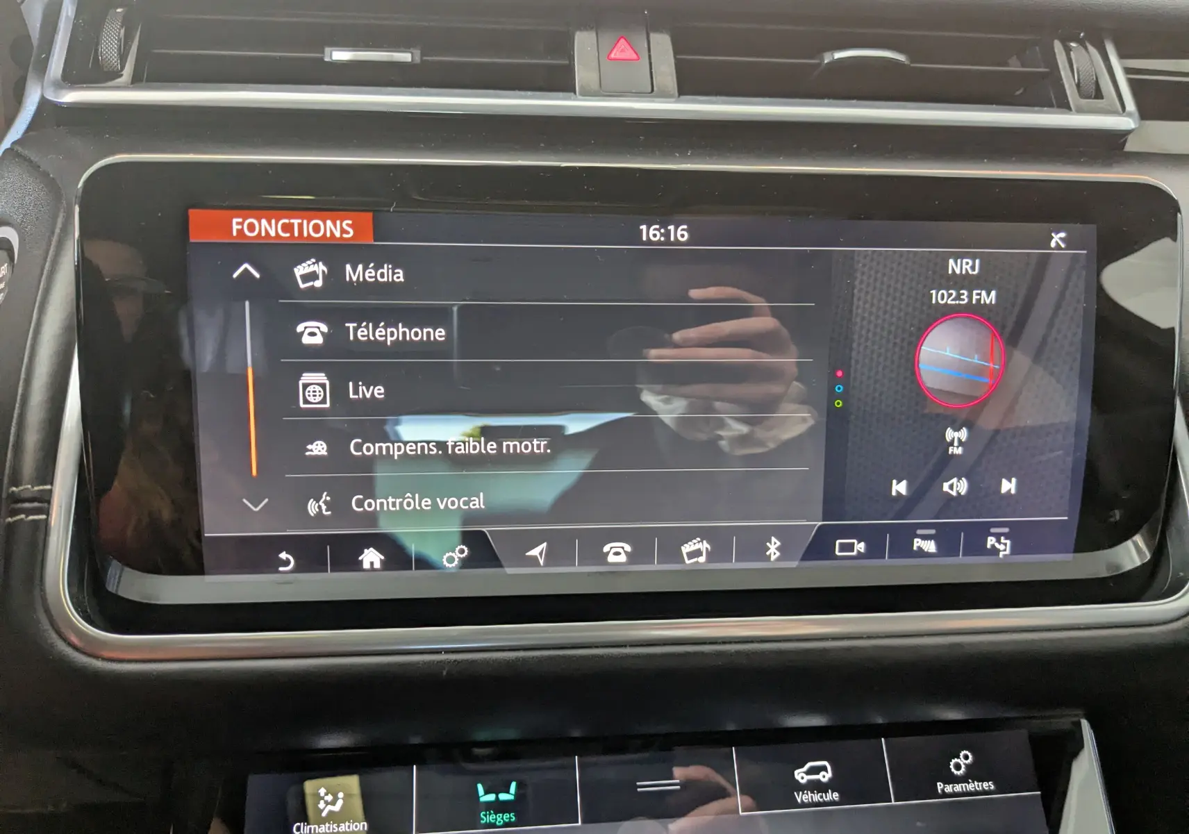 Écran tactile central du Range Rover Velar 2020 affichant les fonctions média et téléphone dans un intérieur noir élégant.