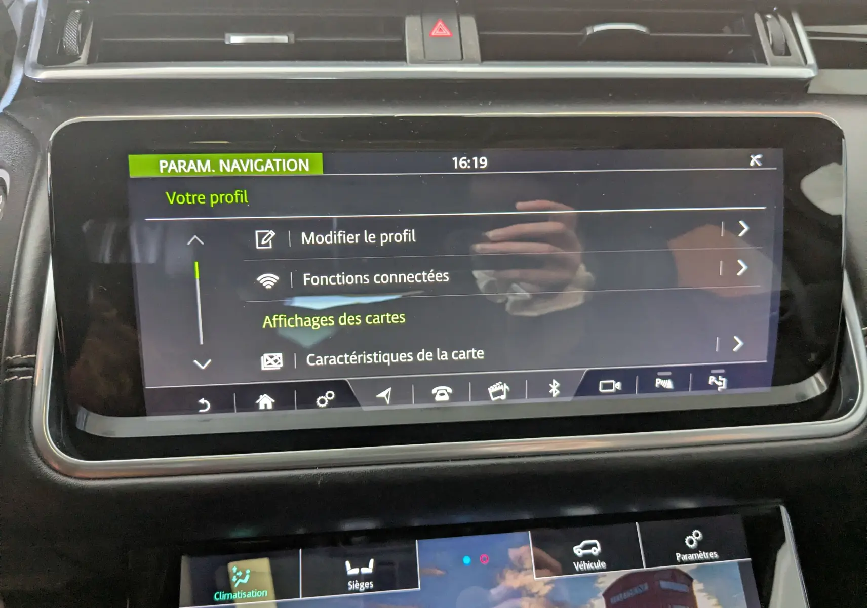 Écran tactile central du tableau de bord du Range Rover Velar 2020 noir, affichant les paramètres de navigation.