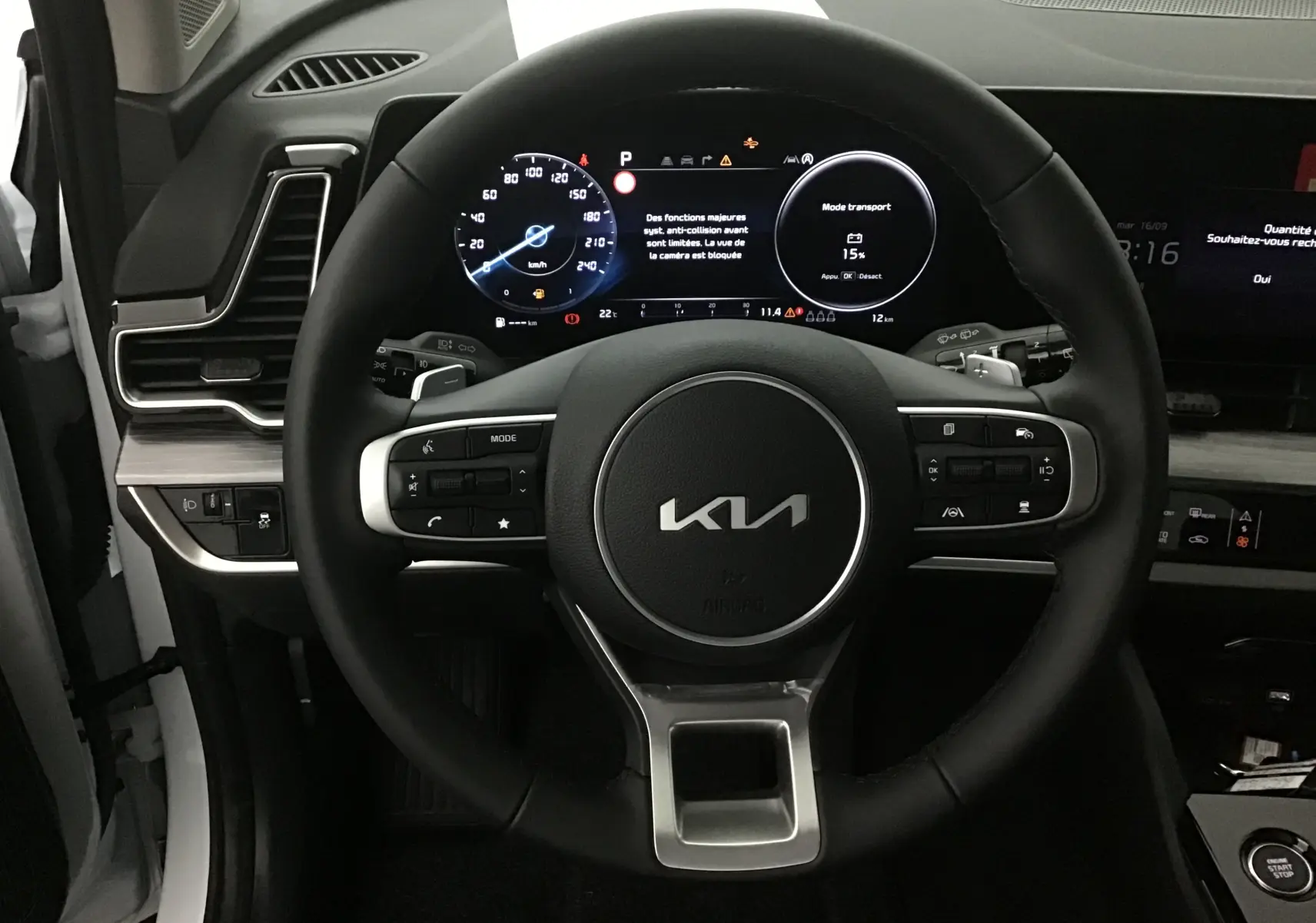 Vue rapprochée du volant cuir noir et du combiné digital 12,3 pouces du Kia Sportage blanc 2025, version Style.