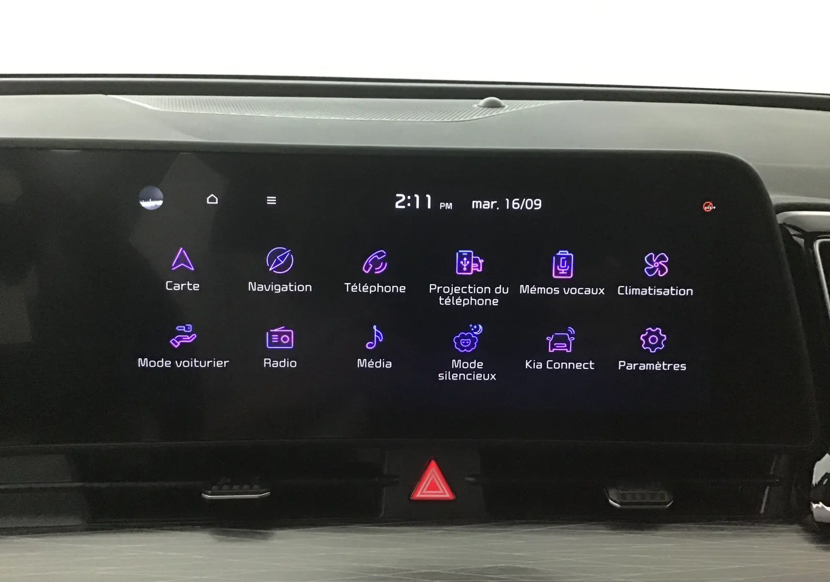 Écran tactile digital 12,3 pouces du Kia Sportage 2025 affichant les options de navigation, média et climatisation.