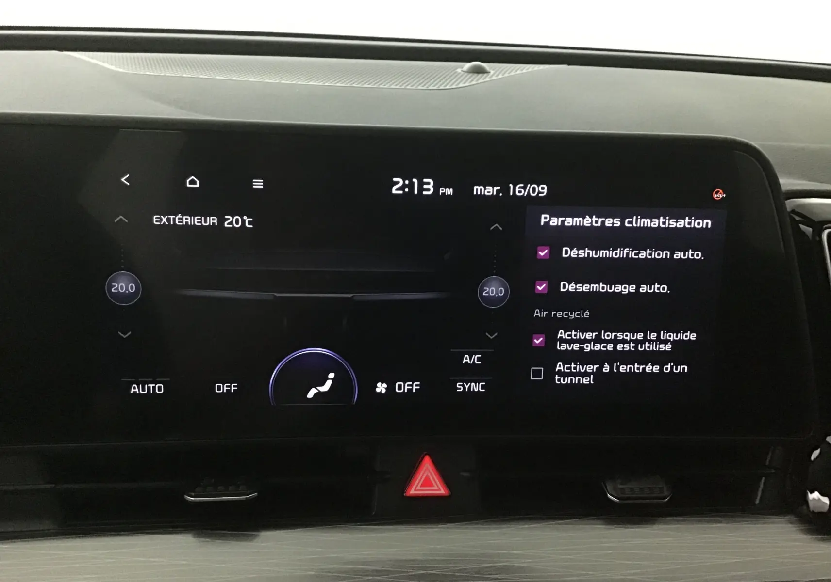 Écran digital 12,3 pouces du système de climatisation du Kia Sportage 2025, affichant les paramètres de déshumidification et désembuage.