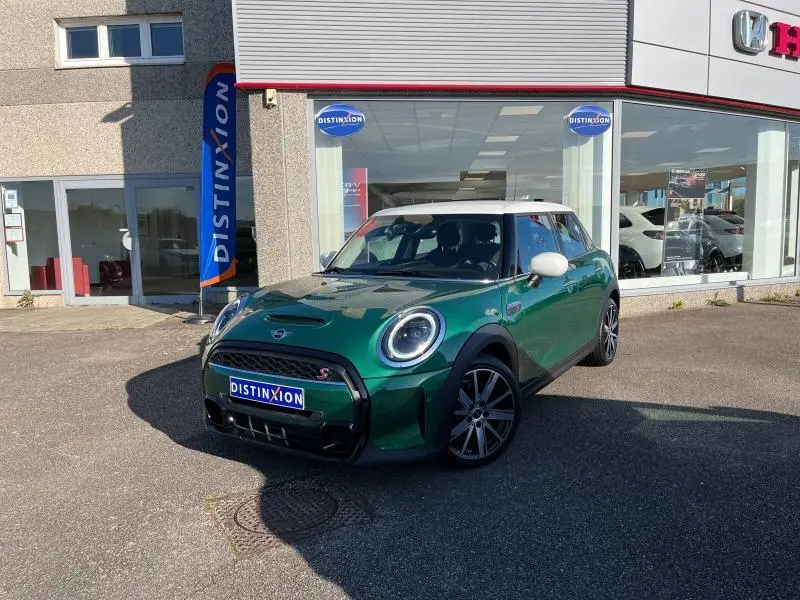 MINI Cooper S 2021 British Racing Green vue 3/4 avant avec toit blanc et jantes noires devant concessionnaire