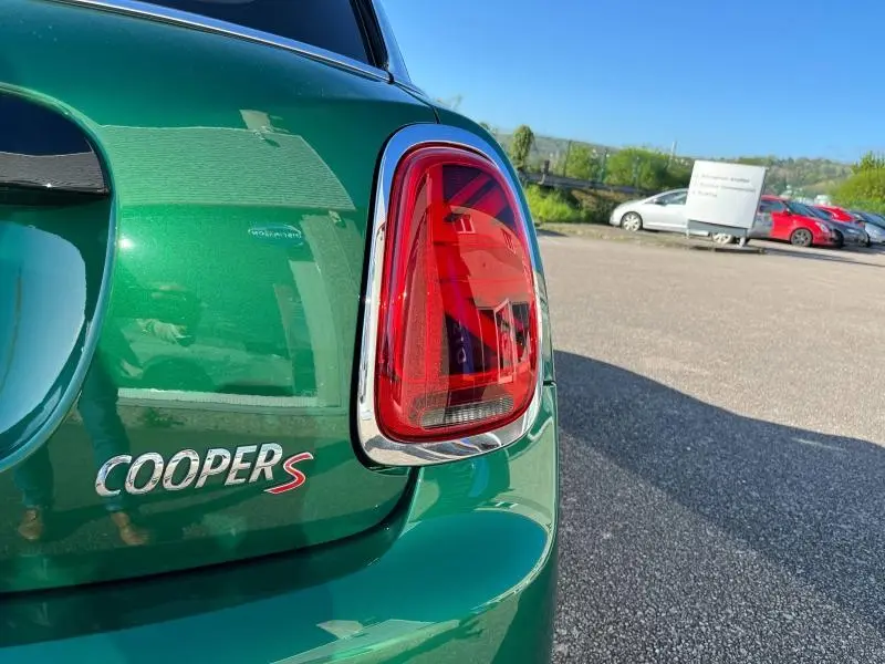 Gros plan sur le feu arrière droit rouge et le logo Cooper S d'une MINI Cooper S British Racing Green 2021.