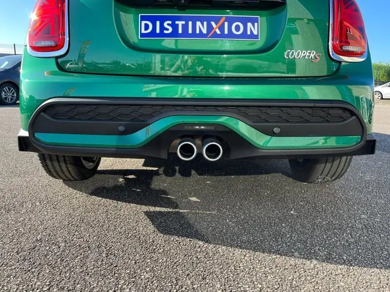 Vue arrière basse d'une MINI Cooper S 2021 British Racing Green avec double sortie d'échappement chromée et feux Union Jack.