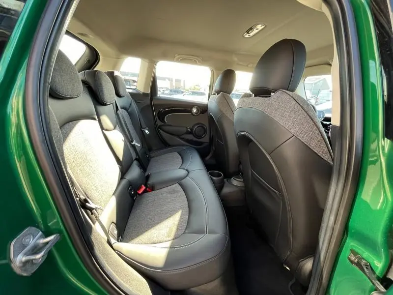 Vue intérieure côté gauche sur la banquette arrière en similicuir et tissu gris d'une MINI Cooper S British Racing Green 2021.