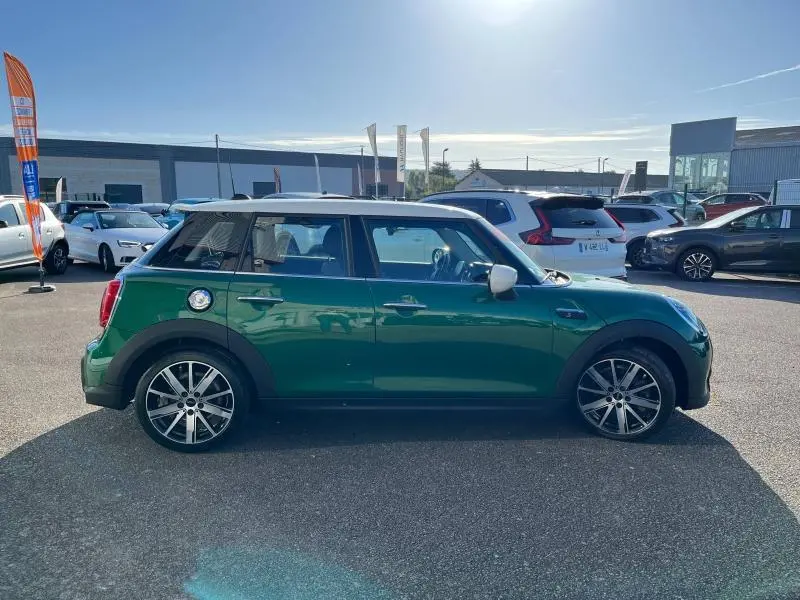 Profil côté gauche d'une MINI Cooper S 2021 British Racing Green avec toit blanc et jantes alliage 17 pouces.