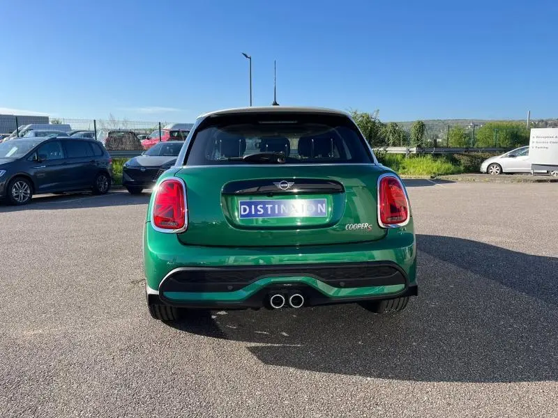 Vue arrière d'une MINI Cooper S British Racing Green avec double sortie d'échappement et toit blanc.