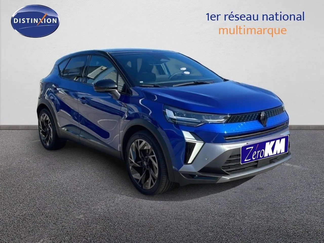 Renault Captur E-Tech hybride 2025 bleu Iron Metal avec toit noir, vue 3/4 avant mettant en valeur ses optiques LED et jantes noires.