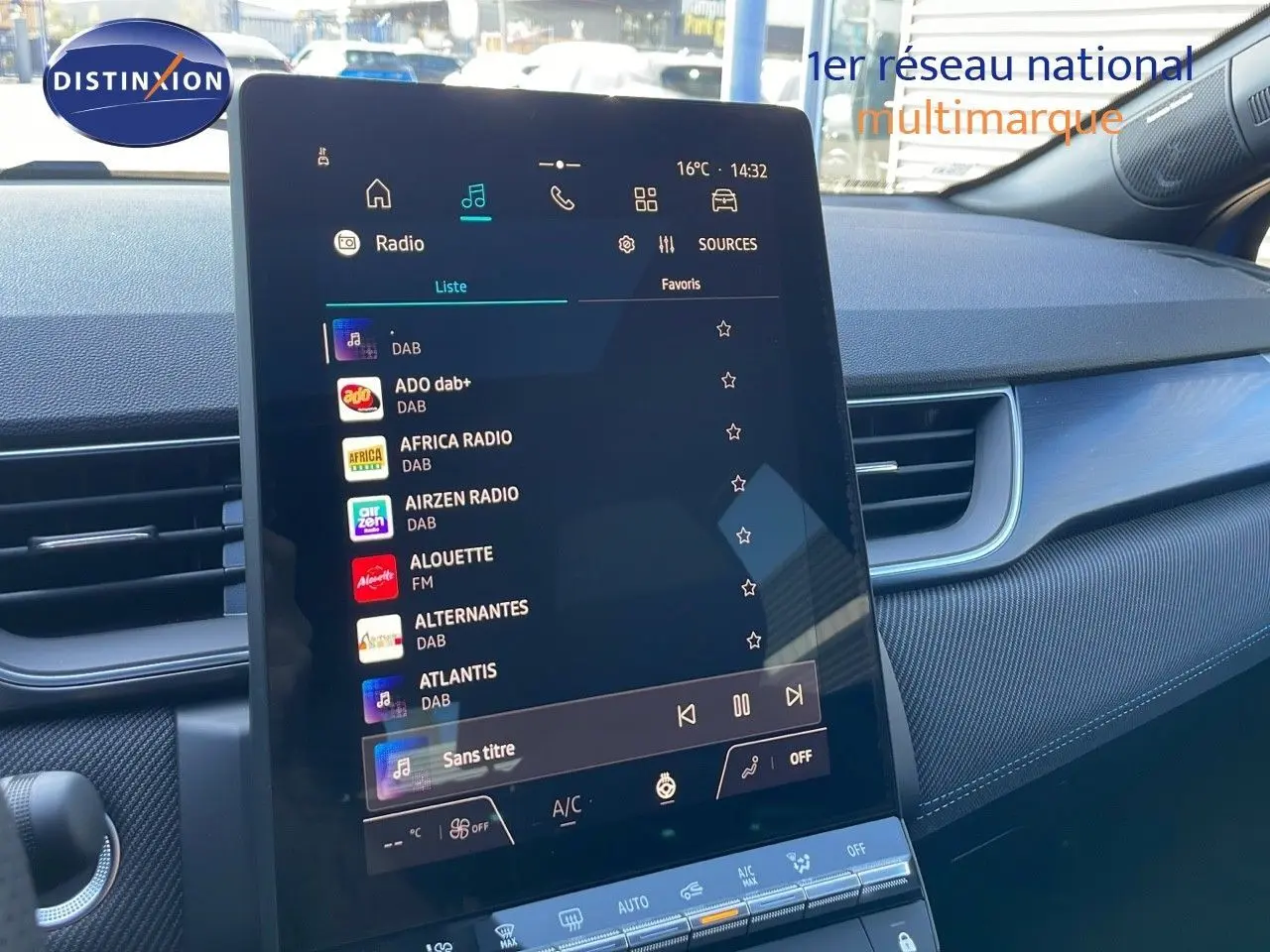 Écran tactile central affichant les radios DAB dans l'habitacle d'un Renault Captur bleu Iron Metal toit noir.