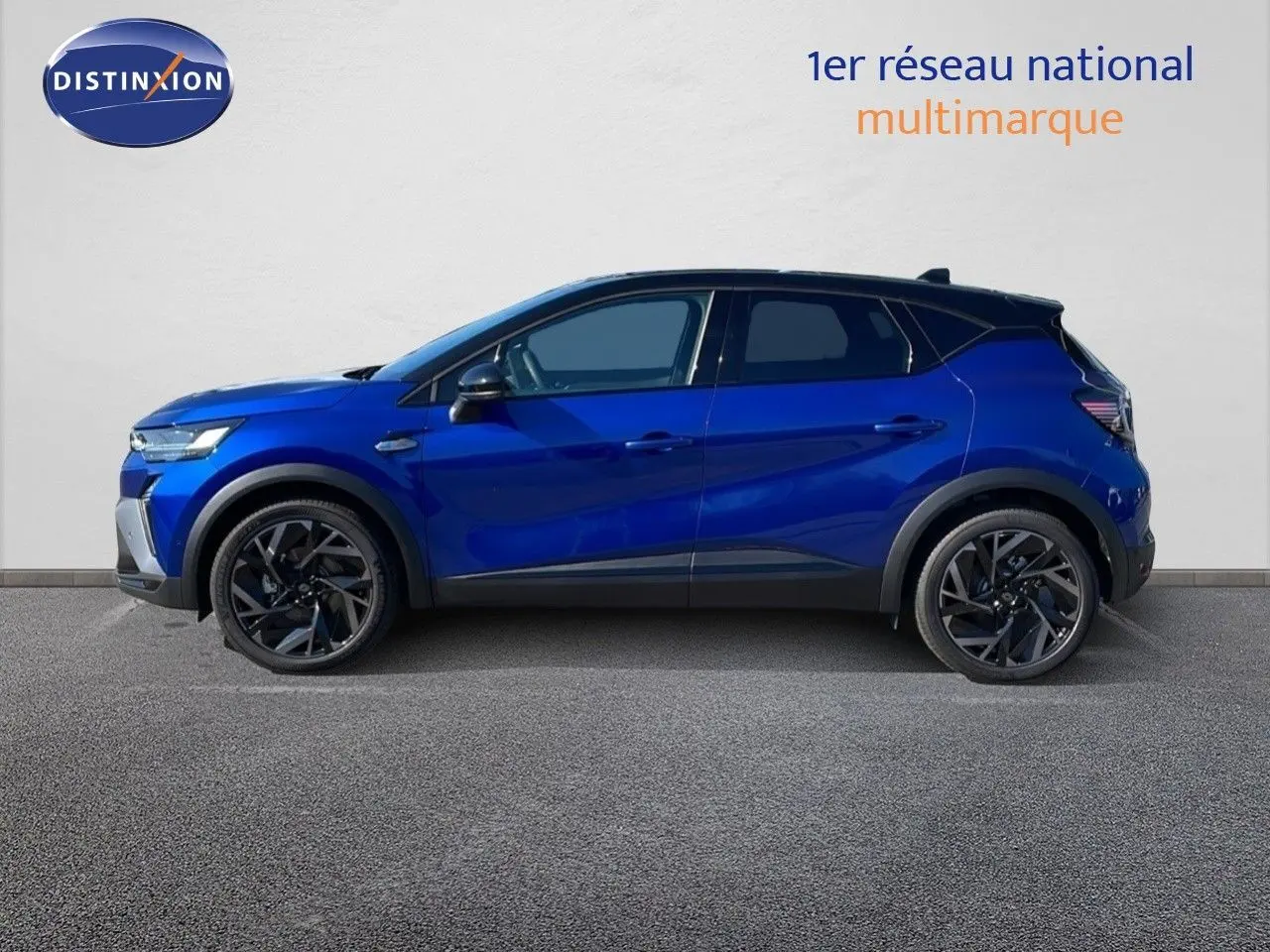 Profil côté gauche d'un Renault Captur E-Tech hybride 2025 bleu Iron Metal avec toit noir et jantes noires.