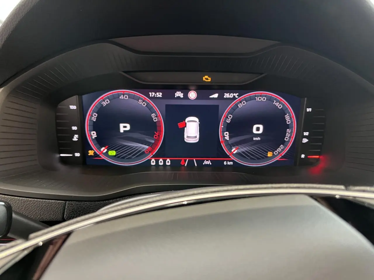 Tableau de bord numérique du Skoda Karoq blanc 2025, affichage digital avec compte-tours et vitesse à zéro km/h.