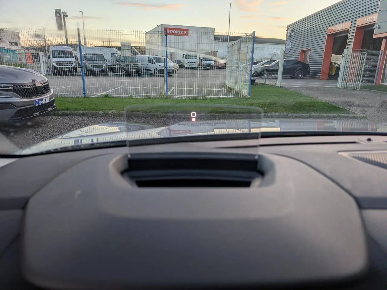 Vue intérieure du tableau de bord de la Citroën C4 1.5 BlueHDi 2022 avec affichage tête haute en fonctionnement.